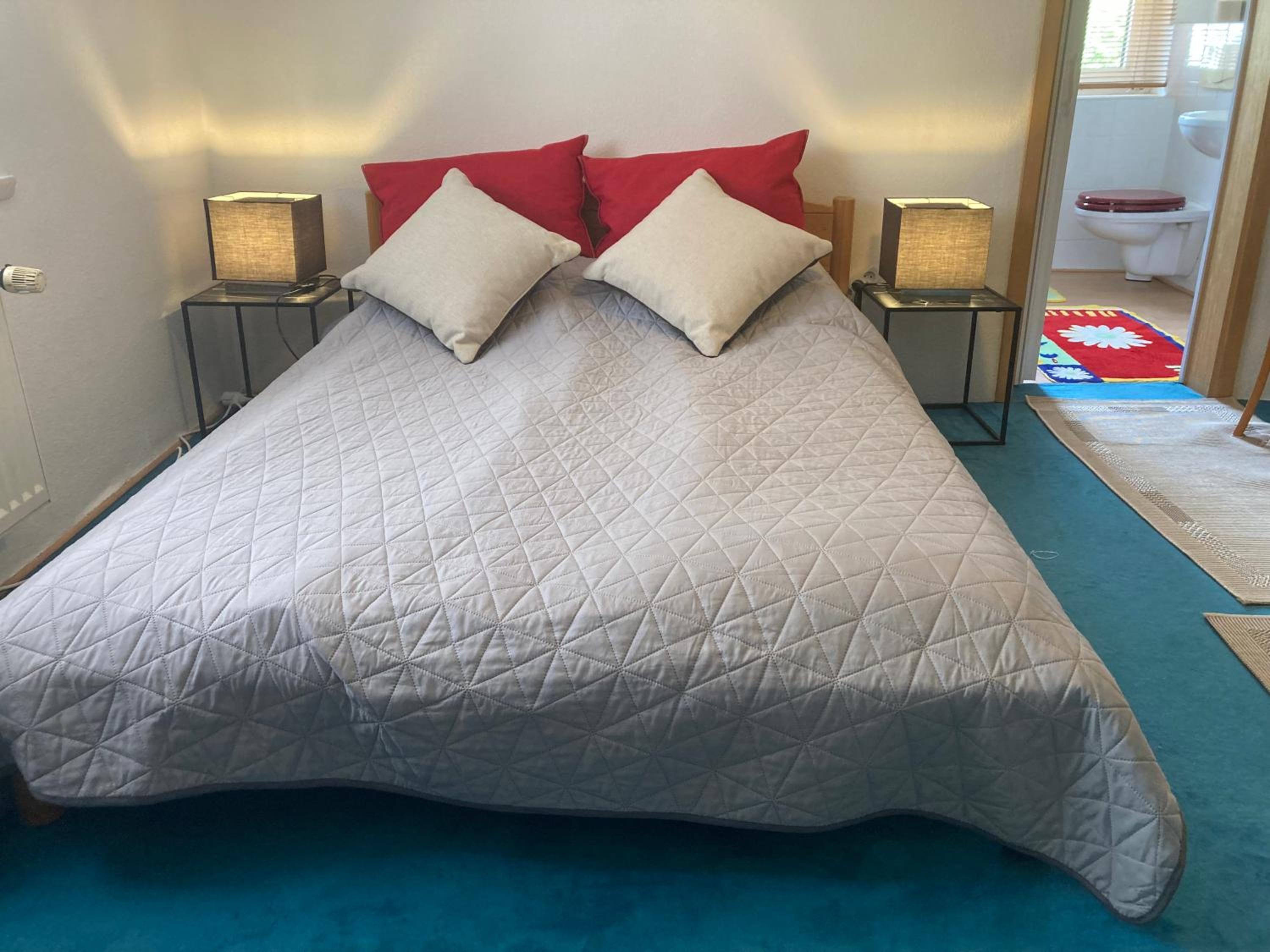 Ruhiges ganzes Apartment Self Check-in 45 m zwei Zimmer Groses Bad Badewanne Kochnische