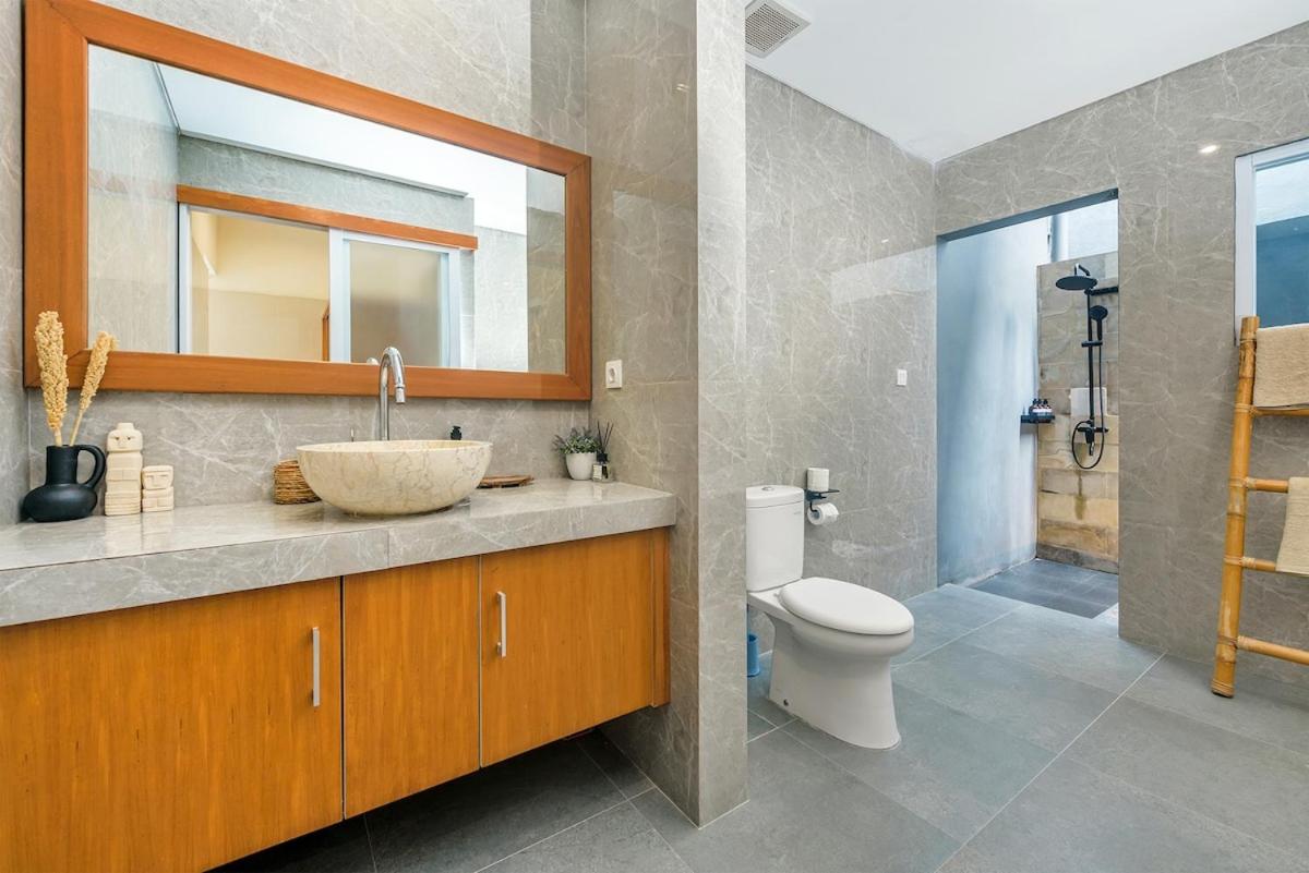 Adikara Villa 2 Cozy 2BR in Canggu, Berawa 5 mins to the beach