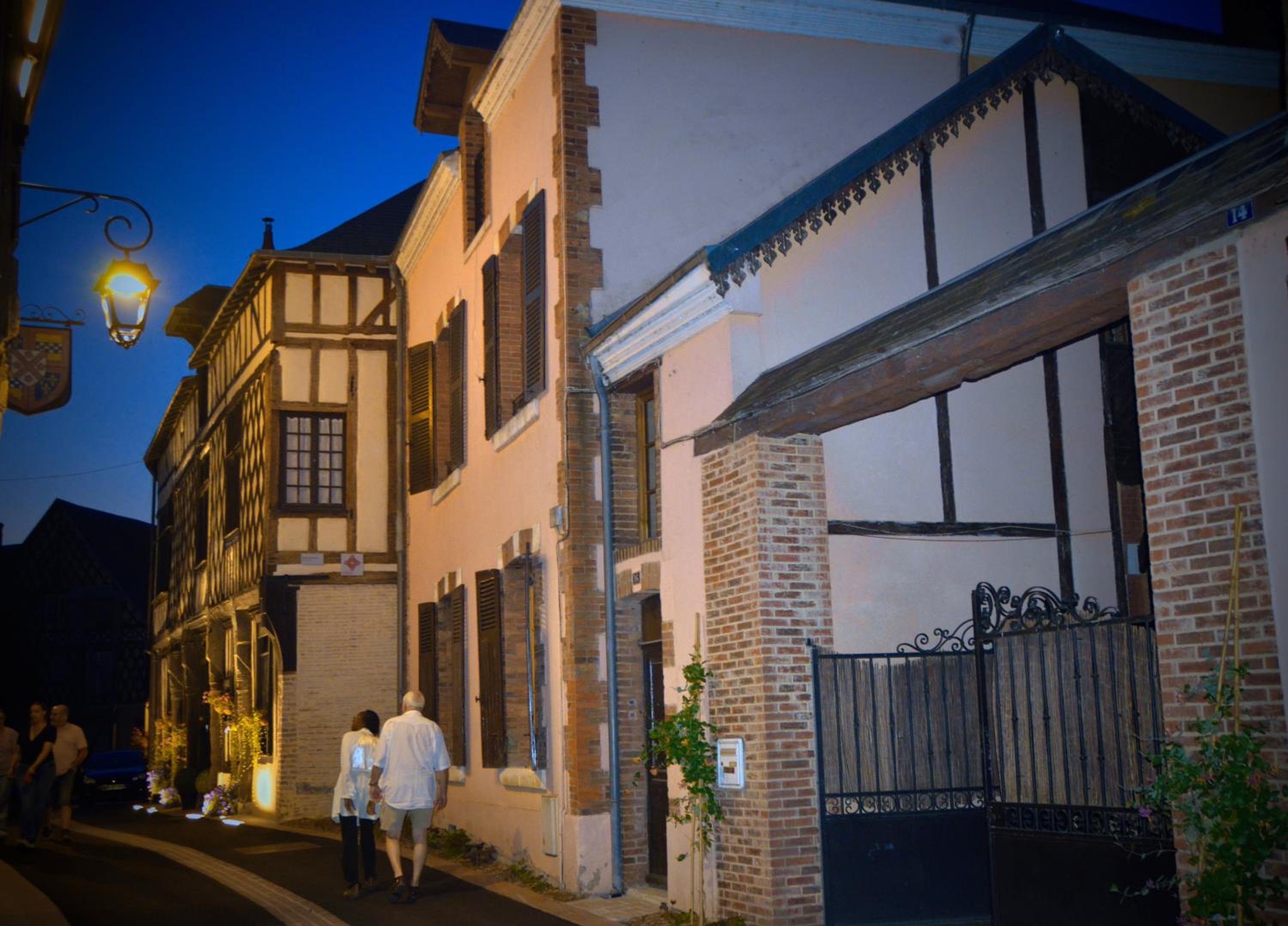 Cottage Mackinley, séjour spacieux et chaleureux, salon de jeux, grande salle à manger, 15 pers, Centre Historique, gare TER