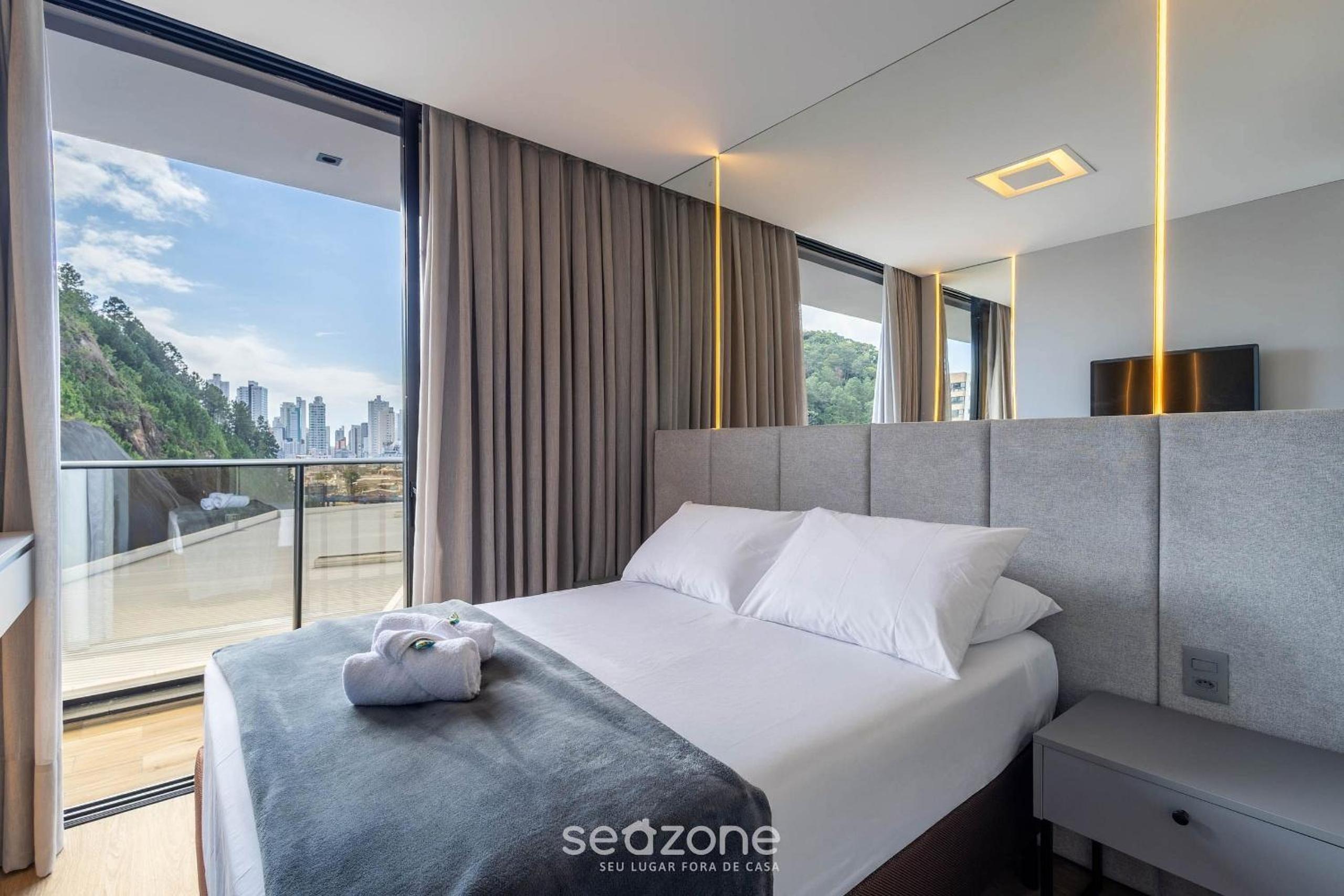 Building with swimming pool next to Balneário Shopping in BC - TSO