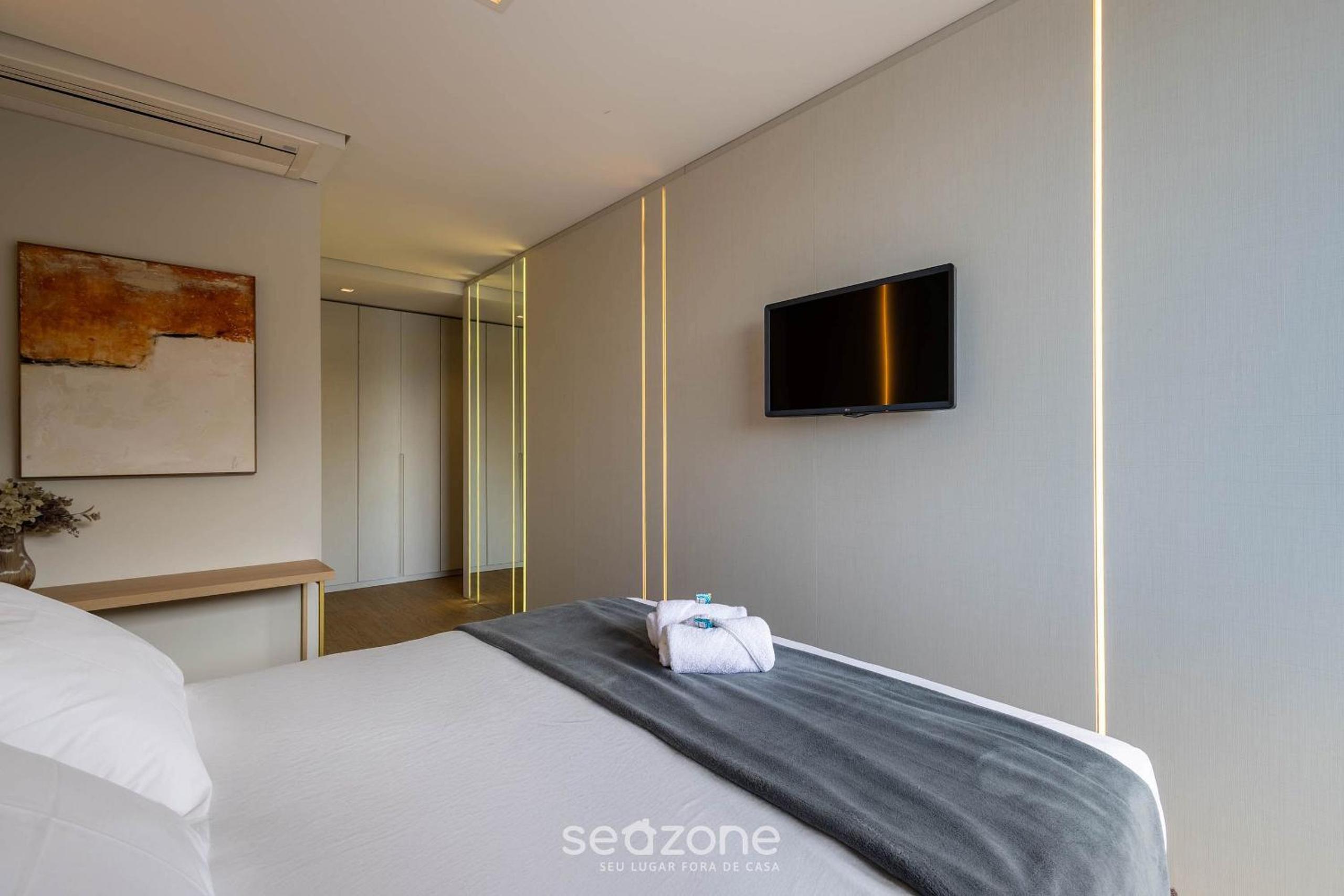 Building with swimming pool next to Balneário Shopping in BC - TSO