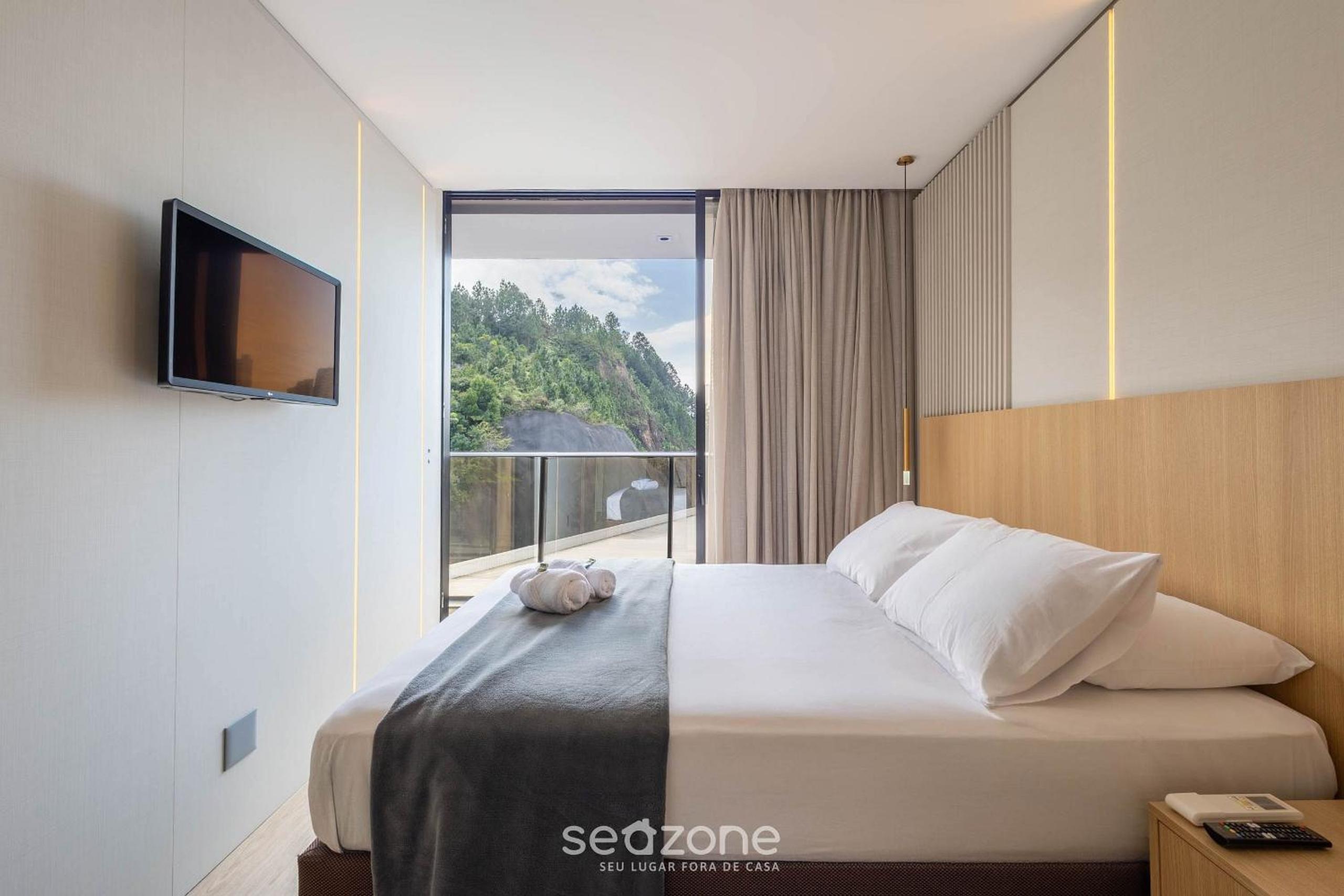 Building with swimming pool next to Balneário Shopping in BC - TSO