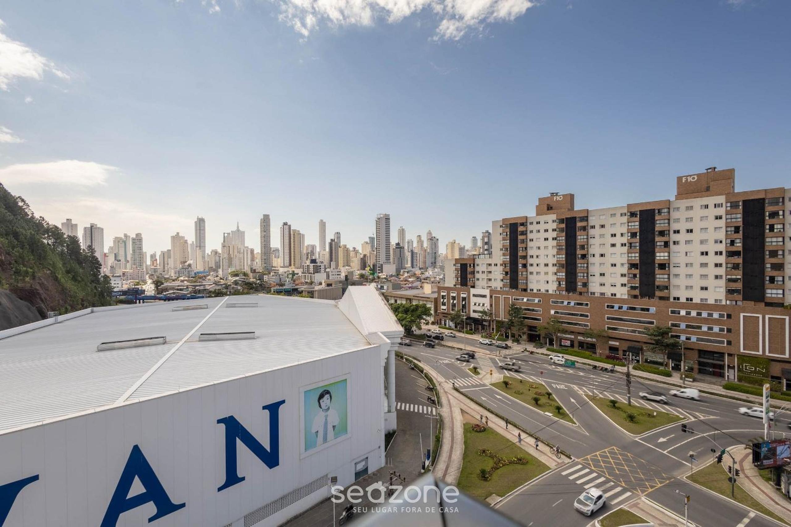 Building with swimming pool next to Balneário Shopping in BC - TSO