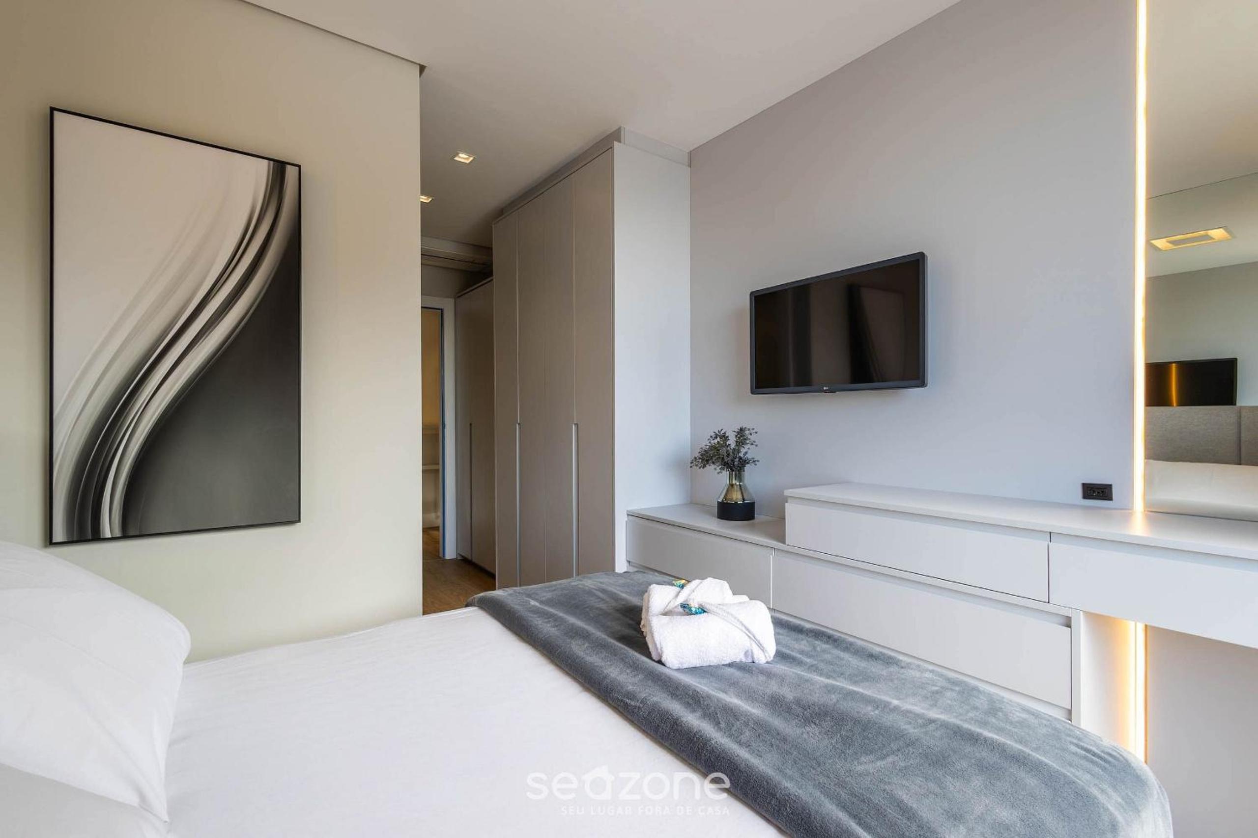 Building with swimming pool next to Balneário Shopping in BC - TSO