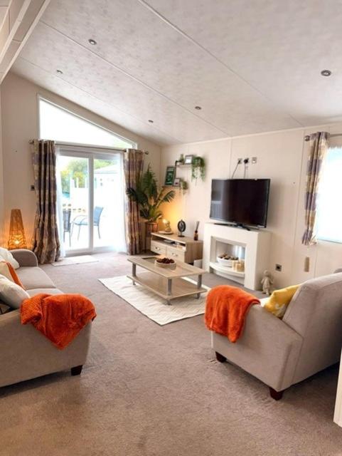 Peaceful Lakeside Chalet - LONG TERM STAYS Welcome