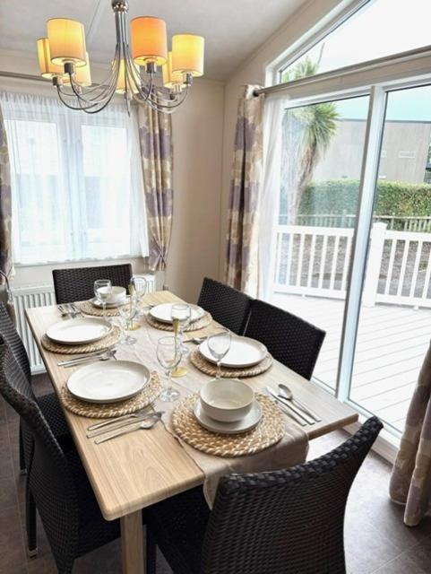 Peaceful Lakeside Chalet - LONG TERM STAYS Welcome