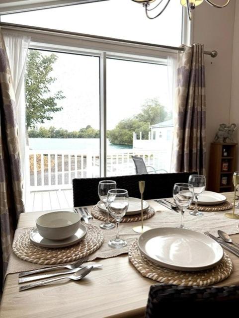 Peaceful Lakeside Chalet - LONG TERM STAYS Welcome