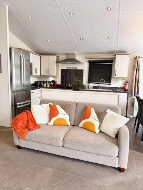 Peaceful Lakeside Chalet - LONG TERM STAYS Welcome