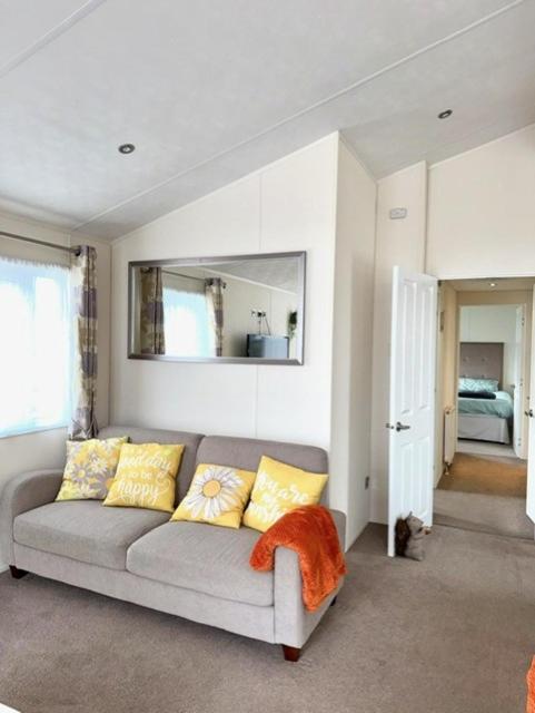 Peaceful Lakeside Chalet - LONG TERM STAYS Welcome