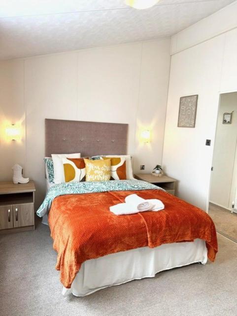 Peaceful Lakeside Chalet - LONG TERM STAYS Welcome