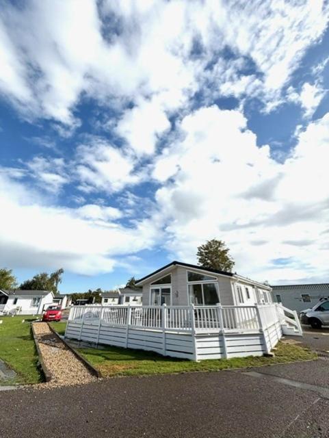 Peaceful Lakeside Chalet - LONG TERM STAYS Welcome