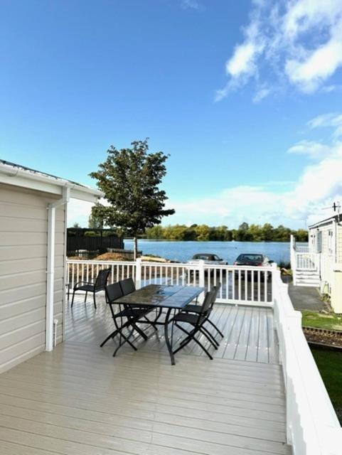 Peaceful Lakeside Chalet - LONG TERM STAYS Welcome