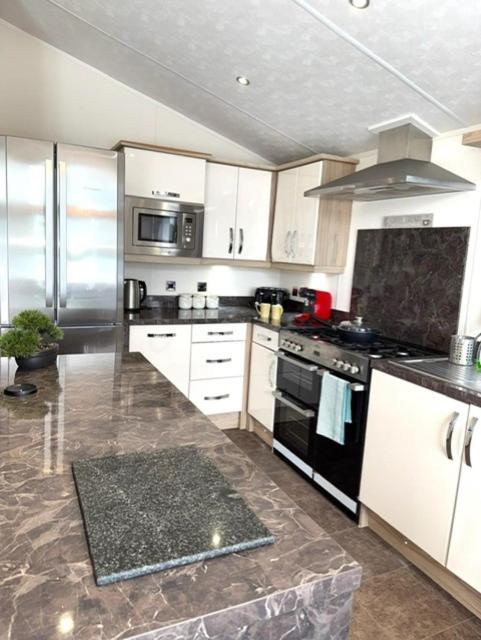 Peaceful Lakeside Chalet - LONG TERM STAYS Welcome
