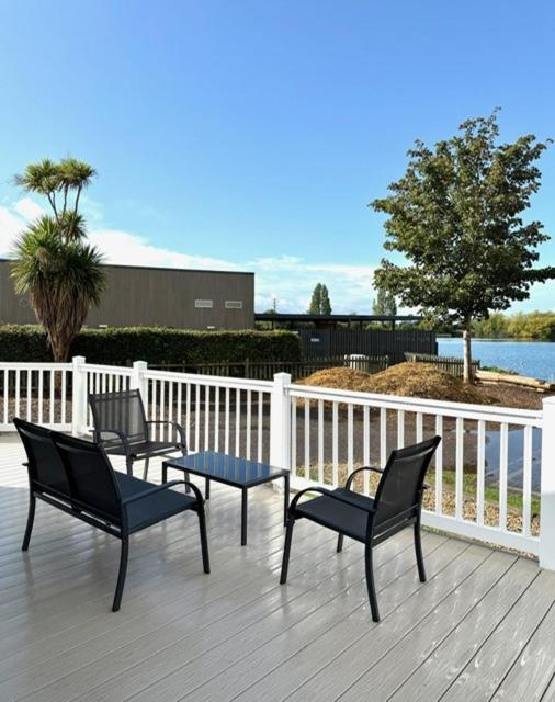 Peaceful Lakeside Chalet - LONG TERM STAYS Welcome
