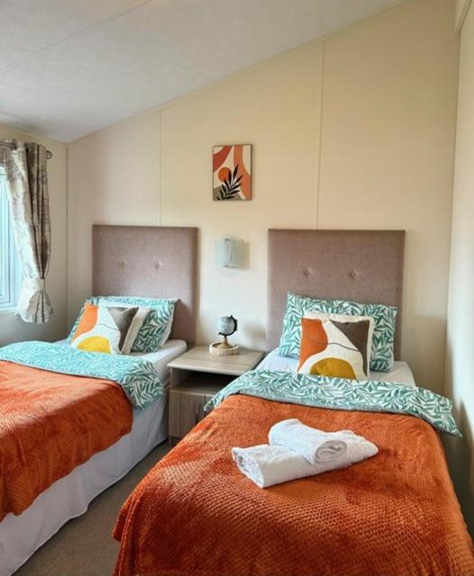 Peaceful Lakeside Chalet - LONG TERM STAYS Welcome