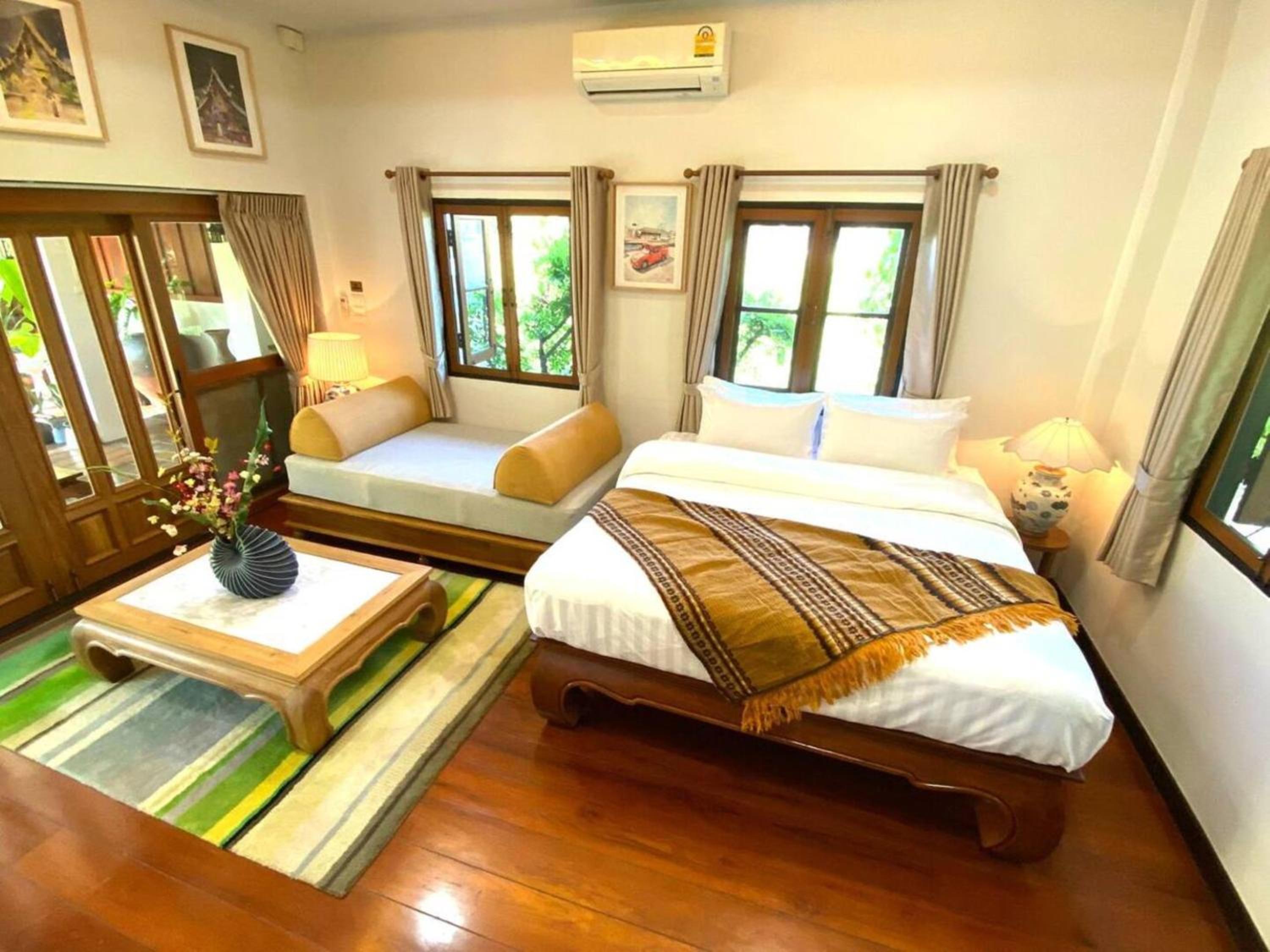 Whisper Oasis - Private Jacuzzi Pool Villa - 3BR, Sleeps 10 w Daily Housekeeping