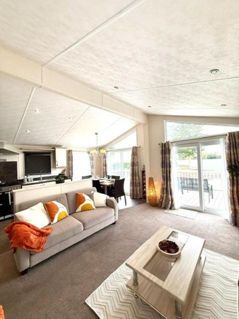 Peaceful Lakeside Chalet - LONG TERM STAYS Welcome