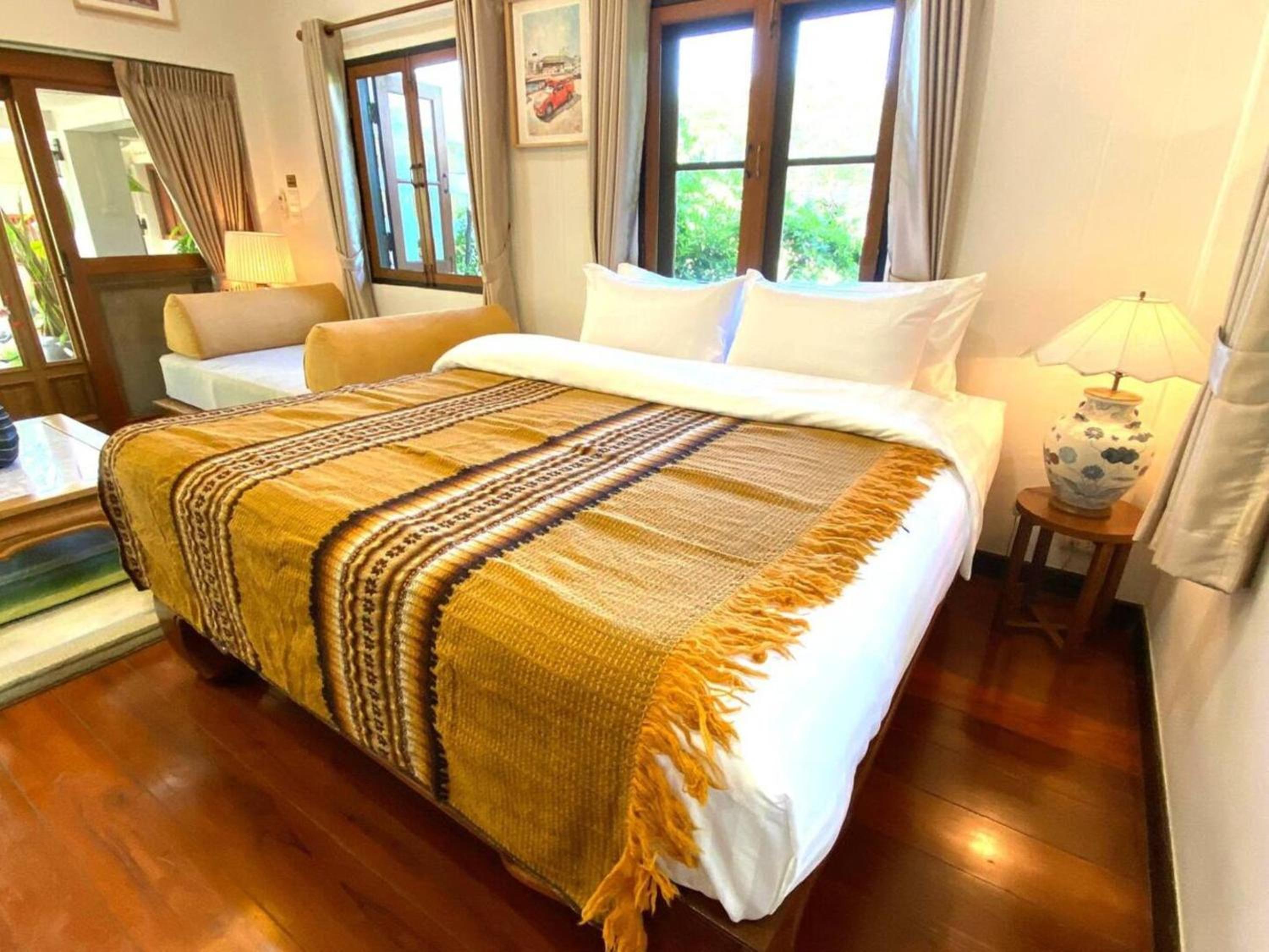 Whisper Oasis - Private Jacuzzi Pool Villa - 3BR, Sleeps 10 w Daily Housekeeping