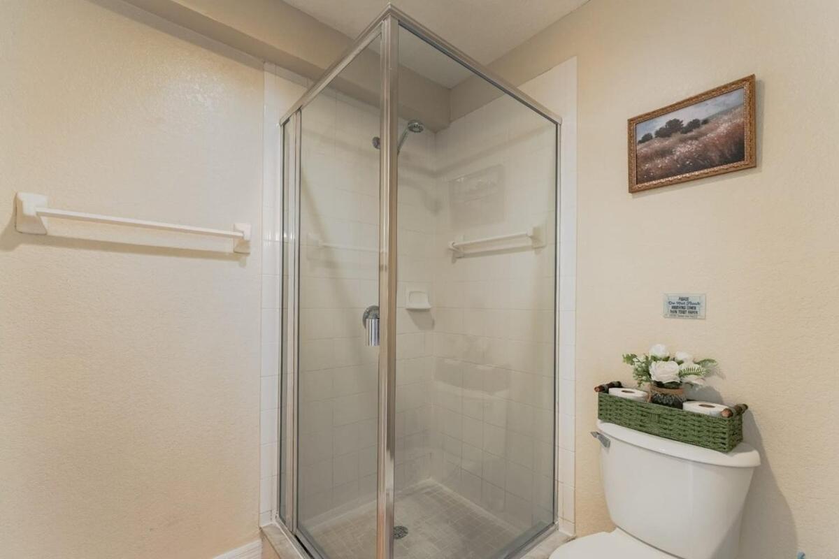 Spacious 2BR Condo Near Disney with Pool & Basketball