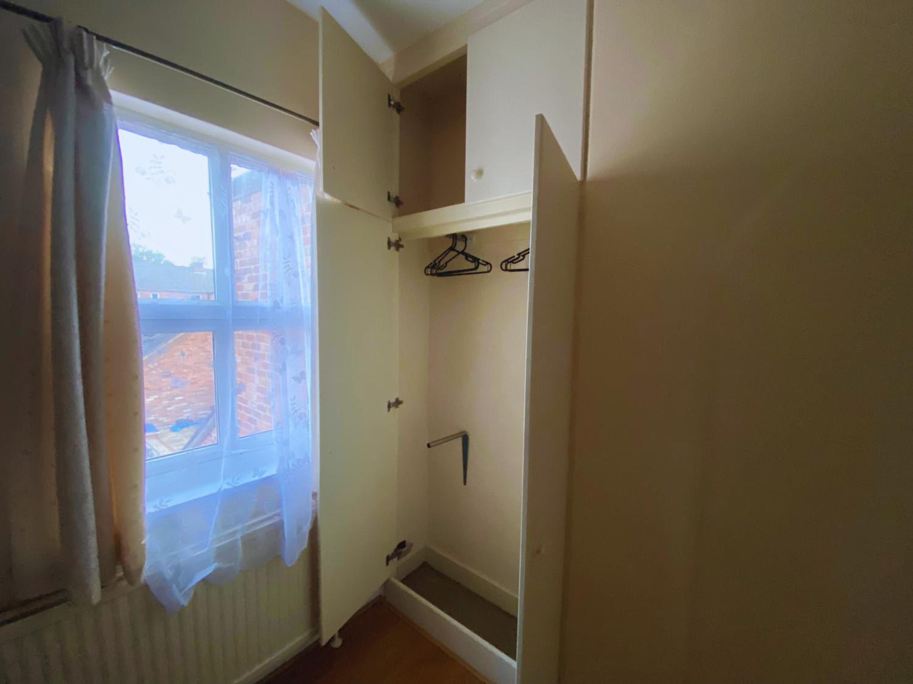 Modern Townhouse - Entire Home, Walk to Station Shops - Perfect for Groups