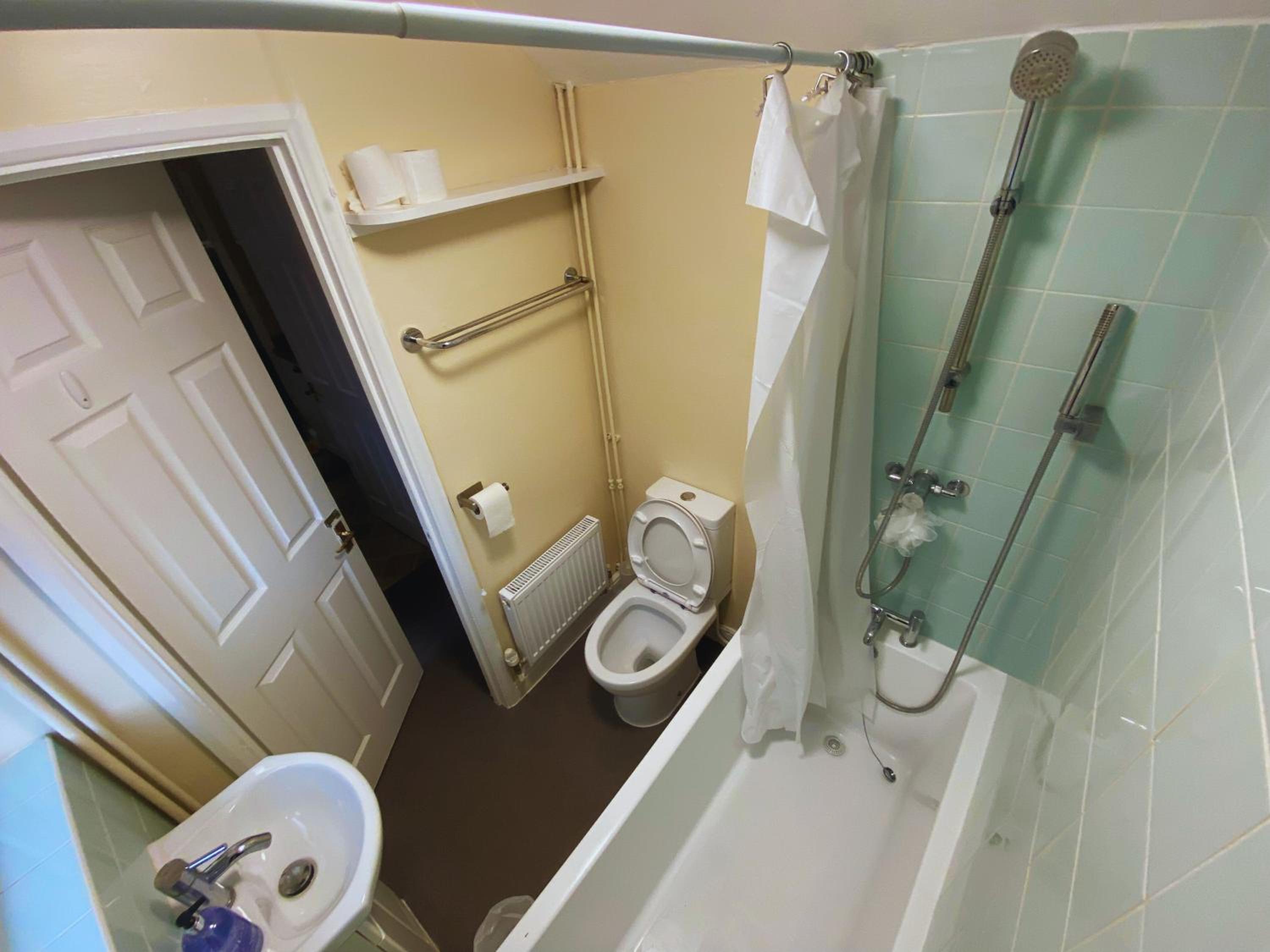 Modern Townhouse - Entire Home, Walk to Station Shops - Perfect for Groups
