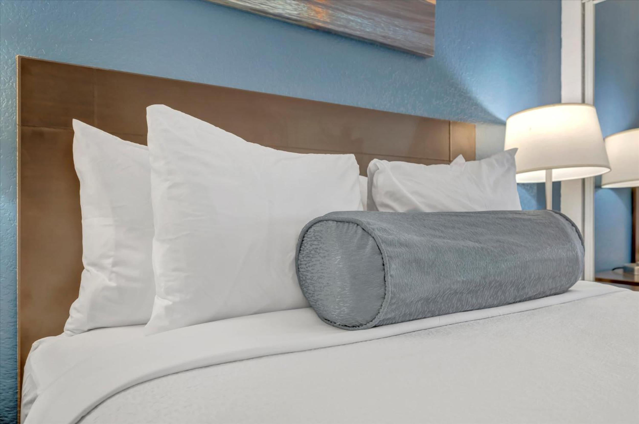 Palm Court a Bayview 2 Bed Suite & Heated Pool