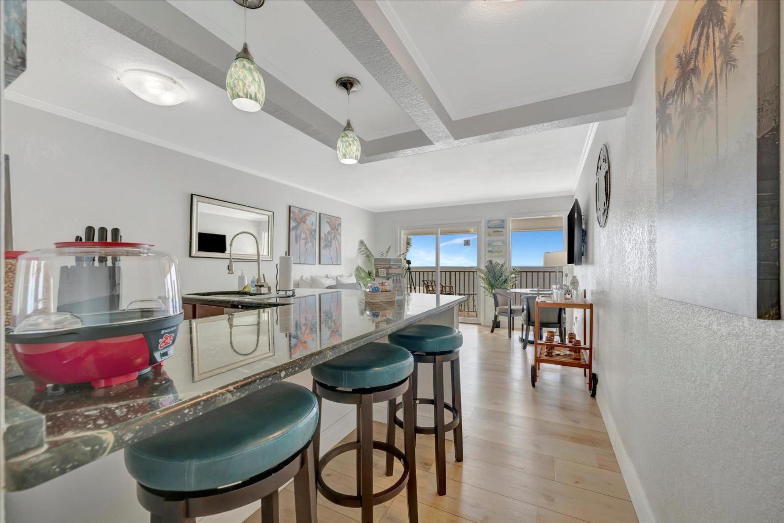 Palm Court a Bayview 2 Bed Suite & Heated Pool