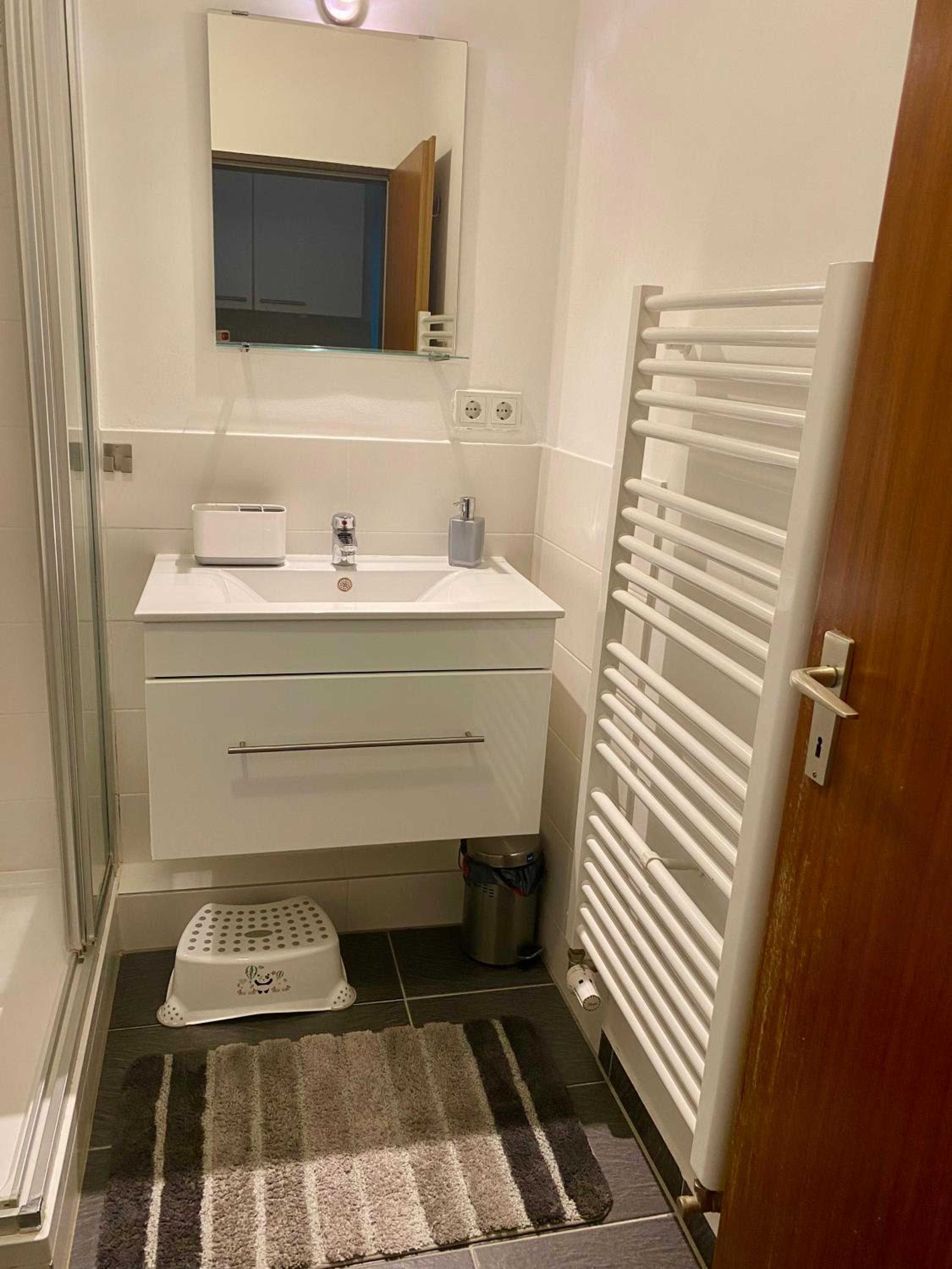 Gemütliche und voll ausgestatette 2 Zimmer Ferienwohnung am Wörthsee mit Terrasse, Grill, Schaukel, Doppelbett oder getrennte Betten fußläufig zu S-Bahn na