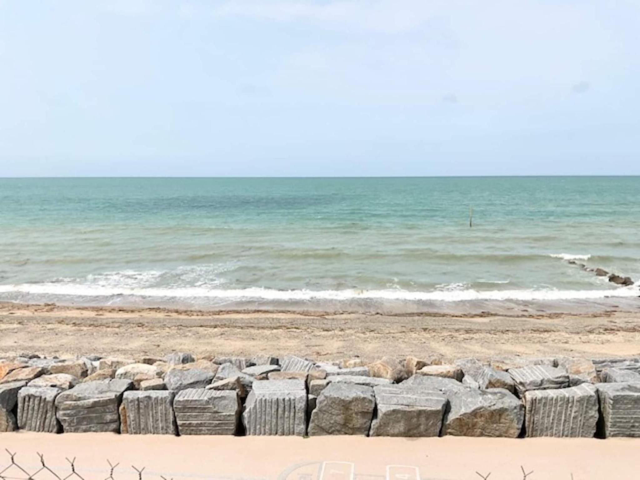 1-bedroom apartment with view of private beach