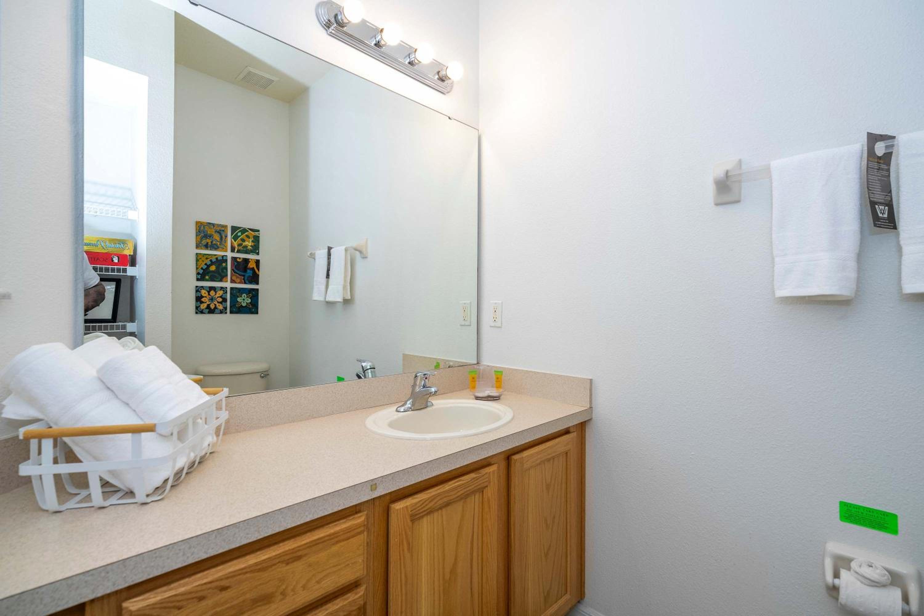 Bright 3B w Pool Close to Disney Encantada 8545