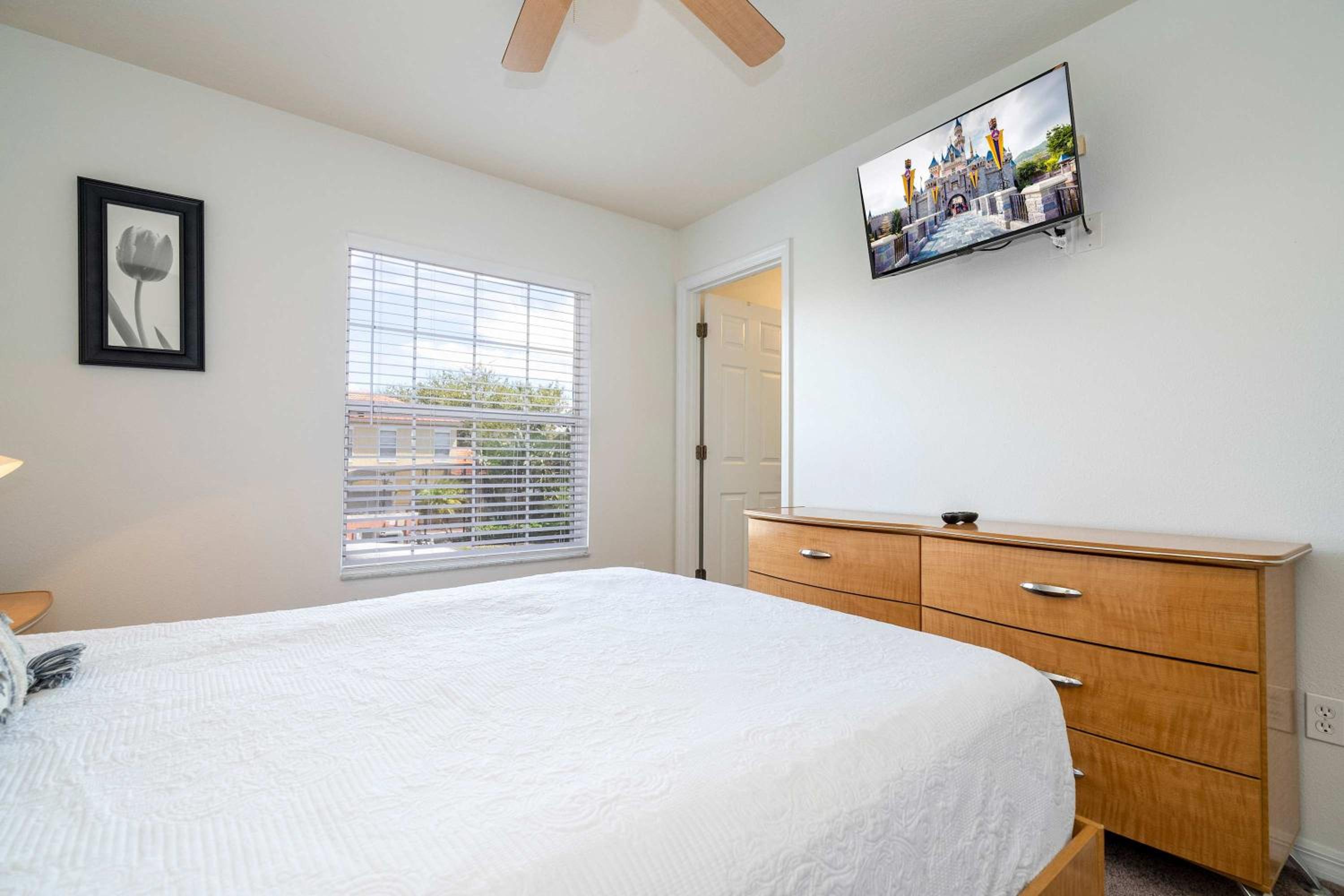 Bright 3B w Pool Close to Disney Encantada 8545