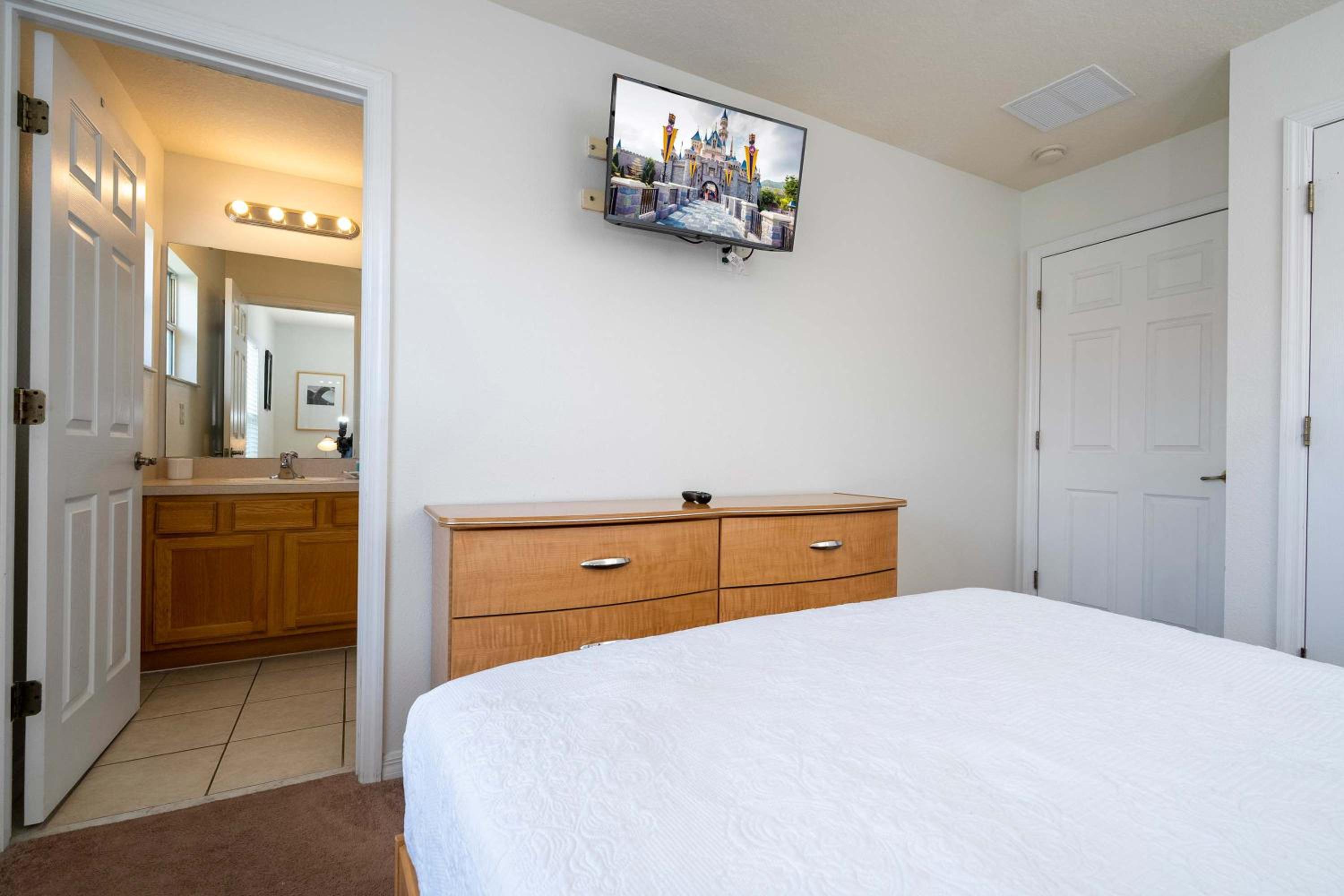 Bright 3B w Pool Close to Disney Encantada 8545