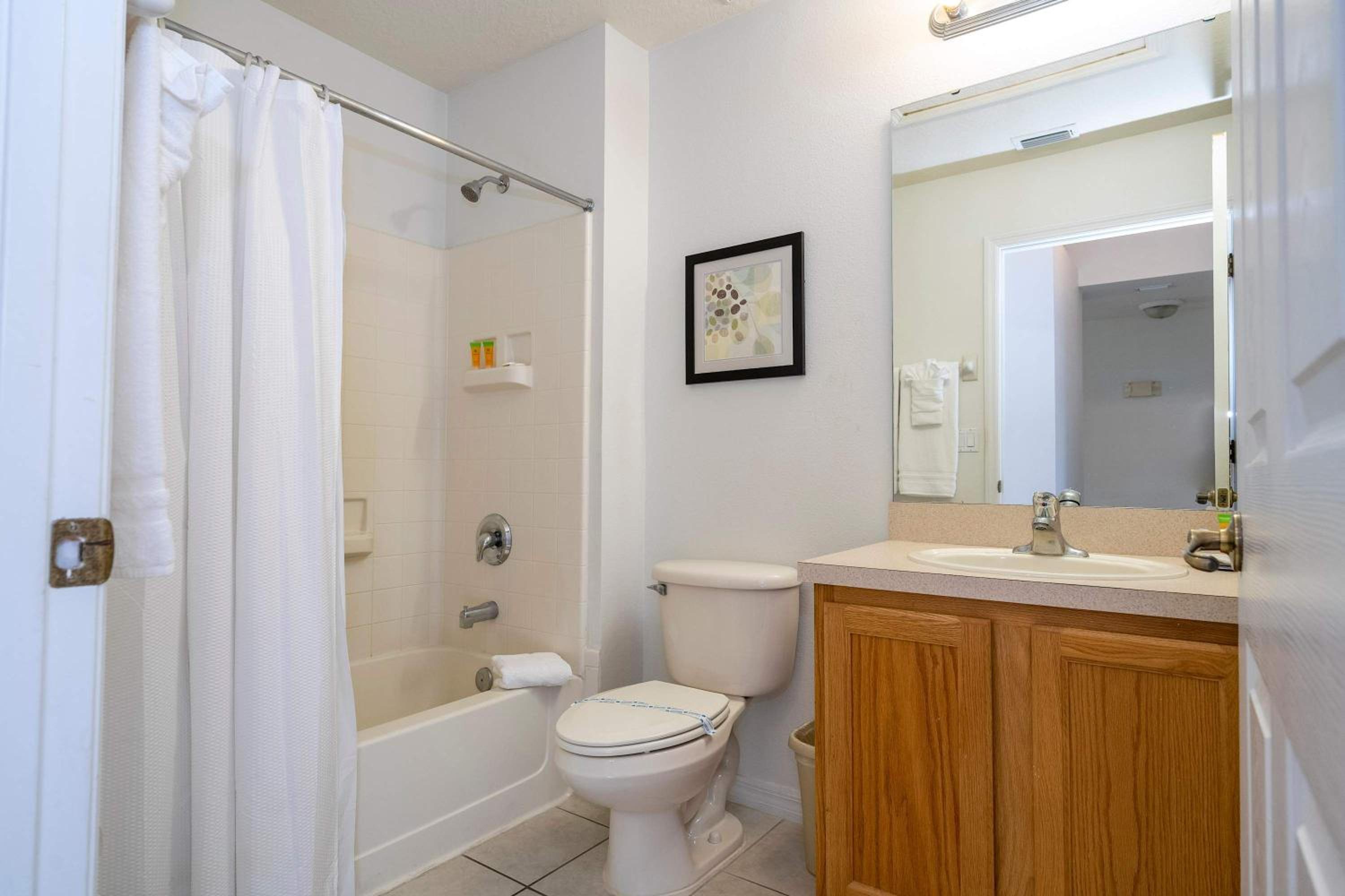 Bright 3B w Pool Close to Disney Encantada 8545