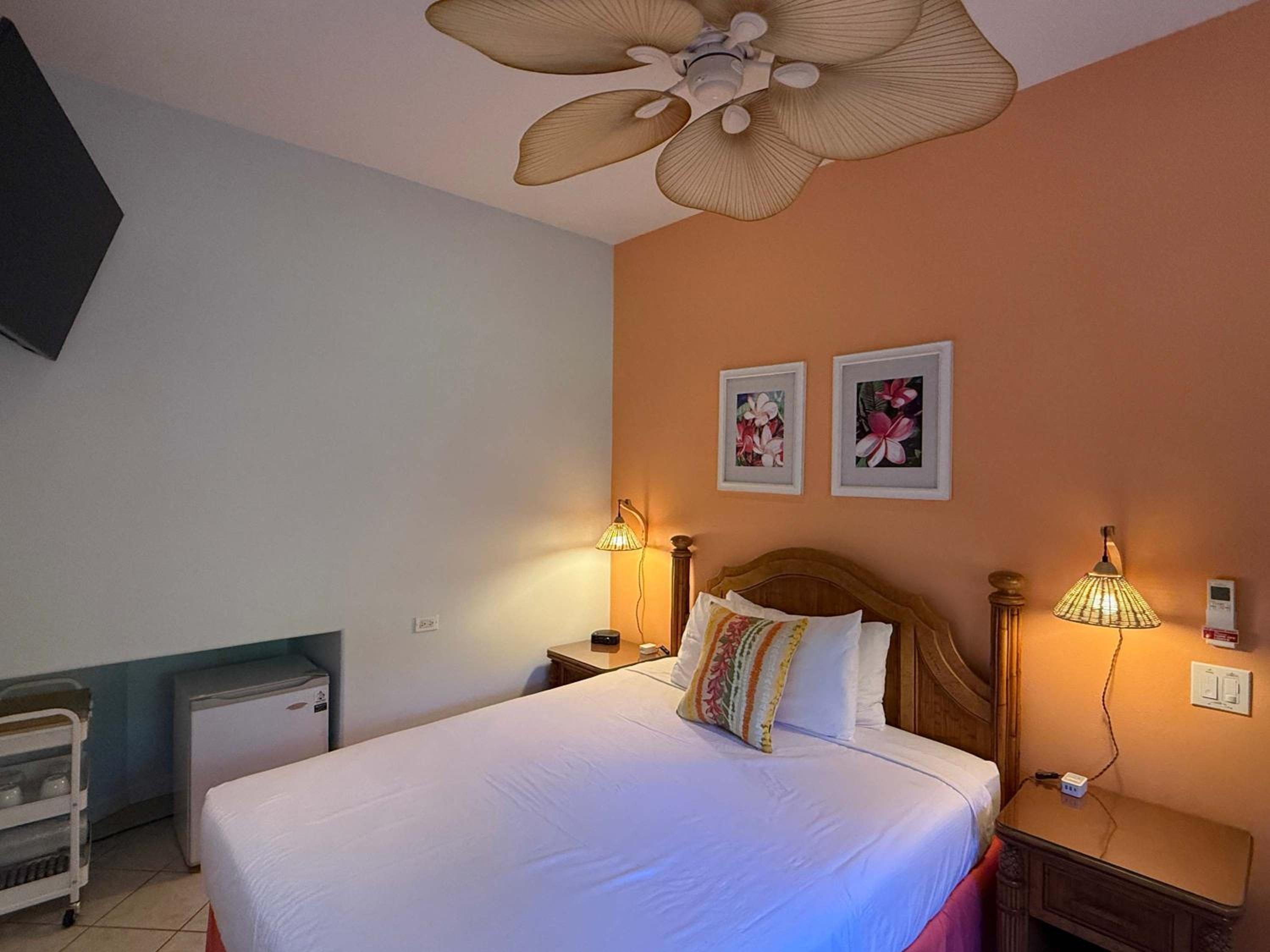 Beachfront B&B w Free Breakfast, AC & Sunset View