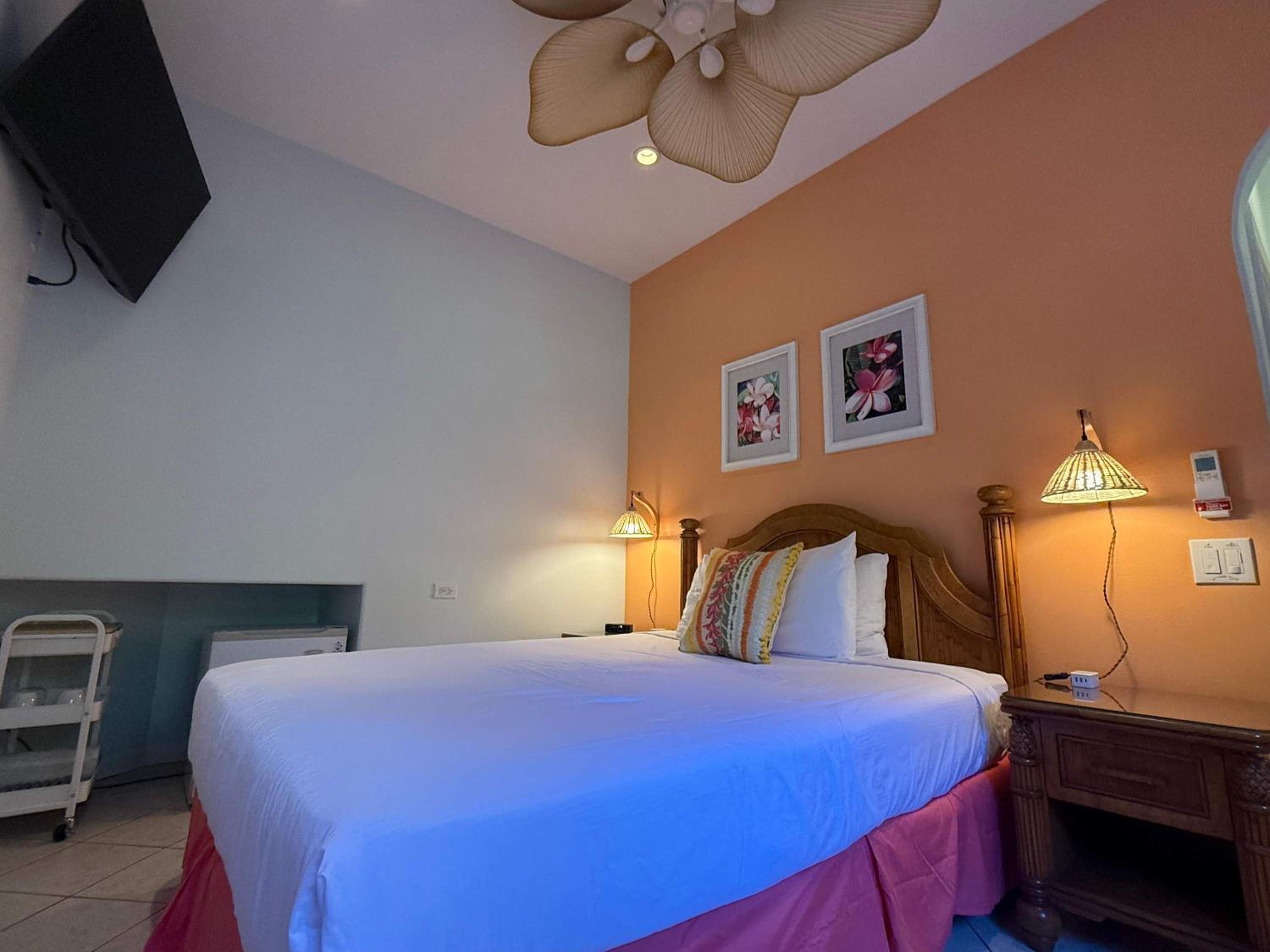 Beachfront B&B w Free Breakfast, AC & Sunset View