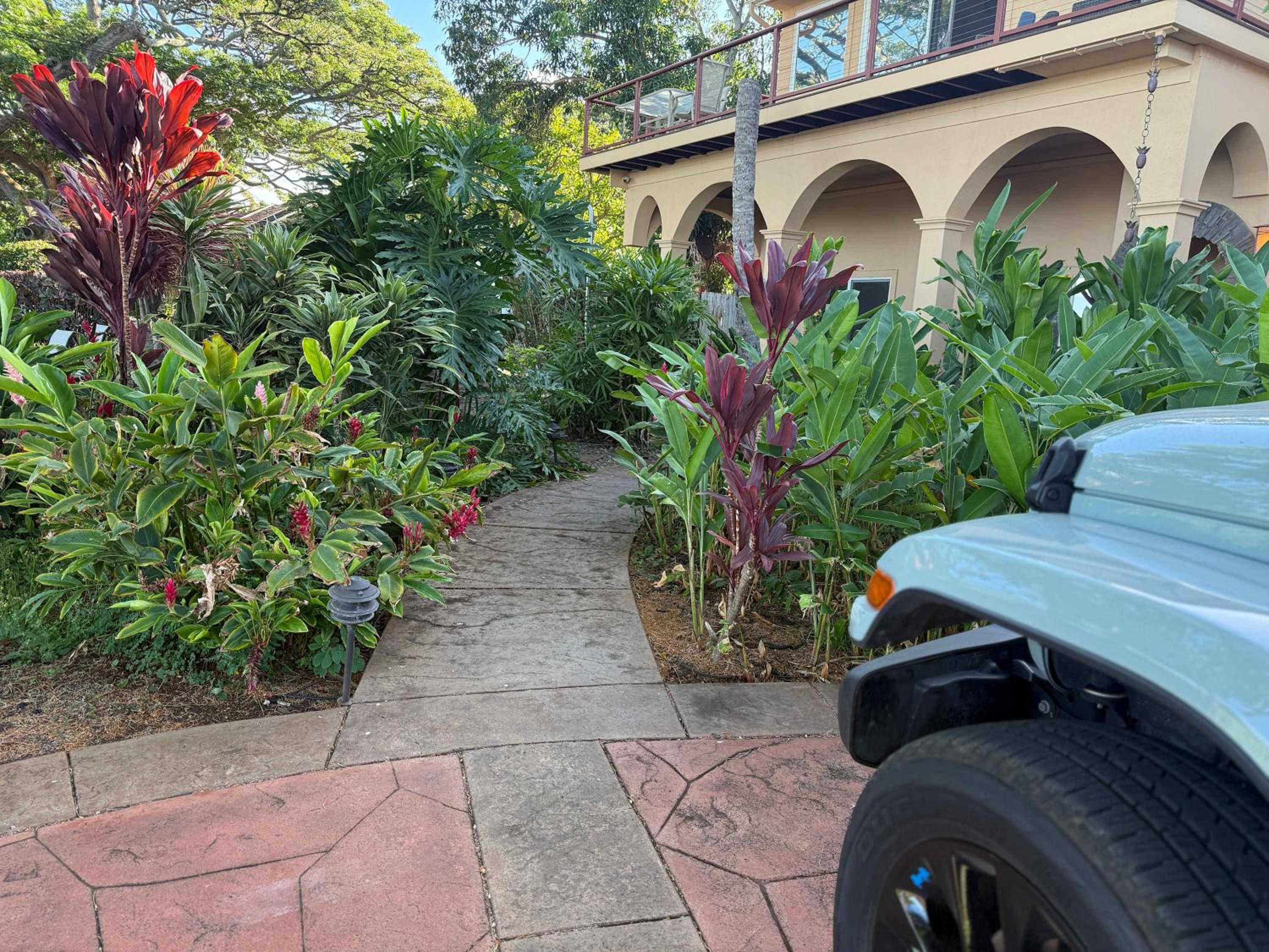 Beachfront B&B w Free Breakfast, AC & Sunset View