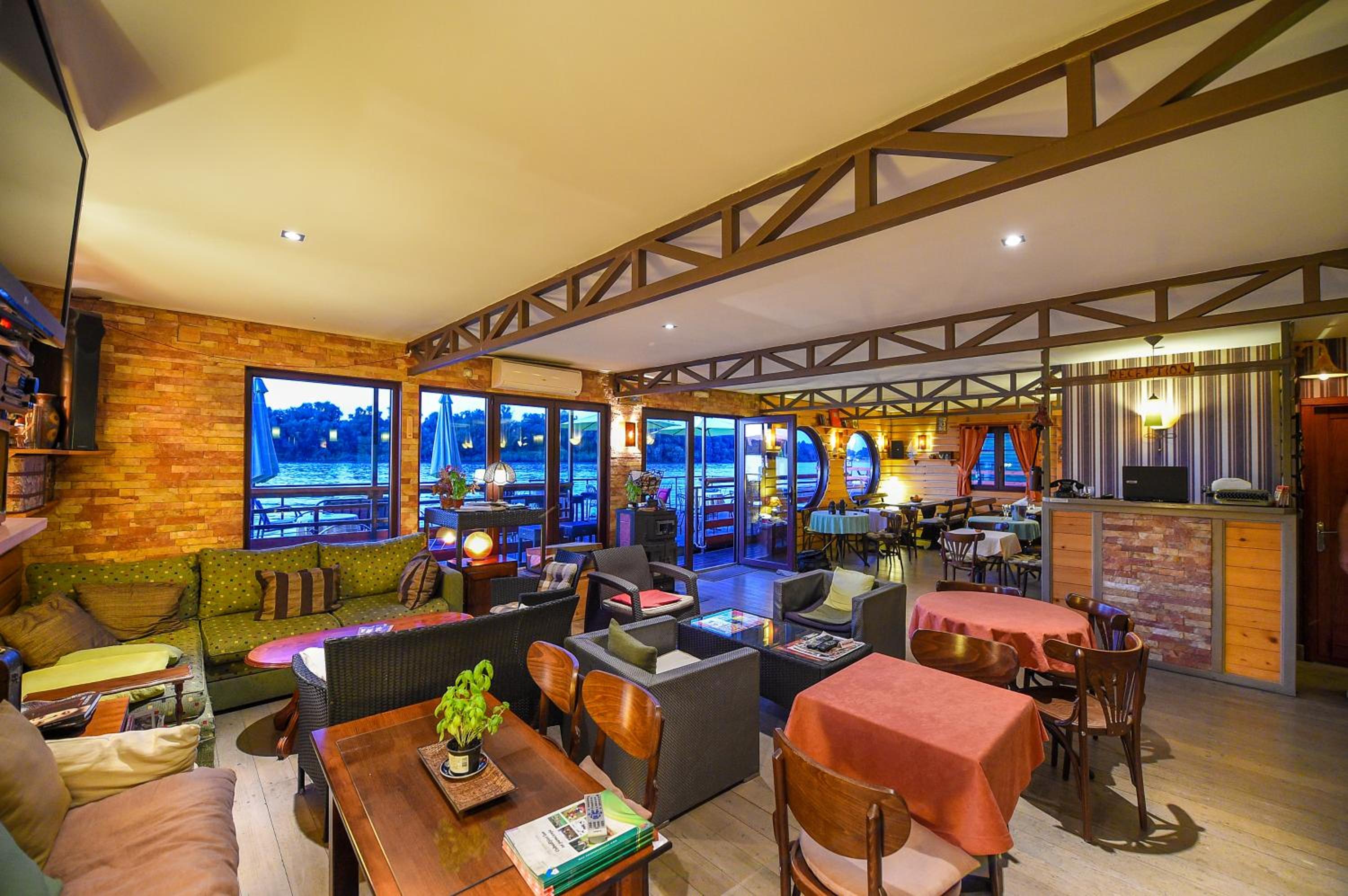 San Art Floating Hostel & Apartments