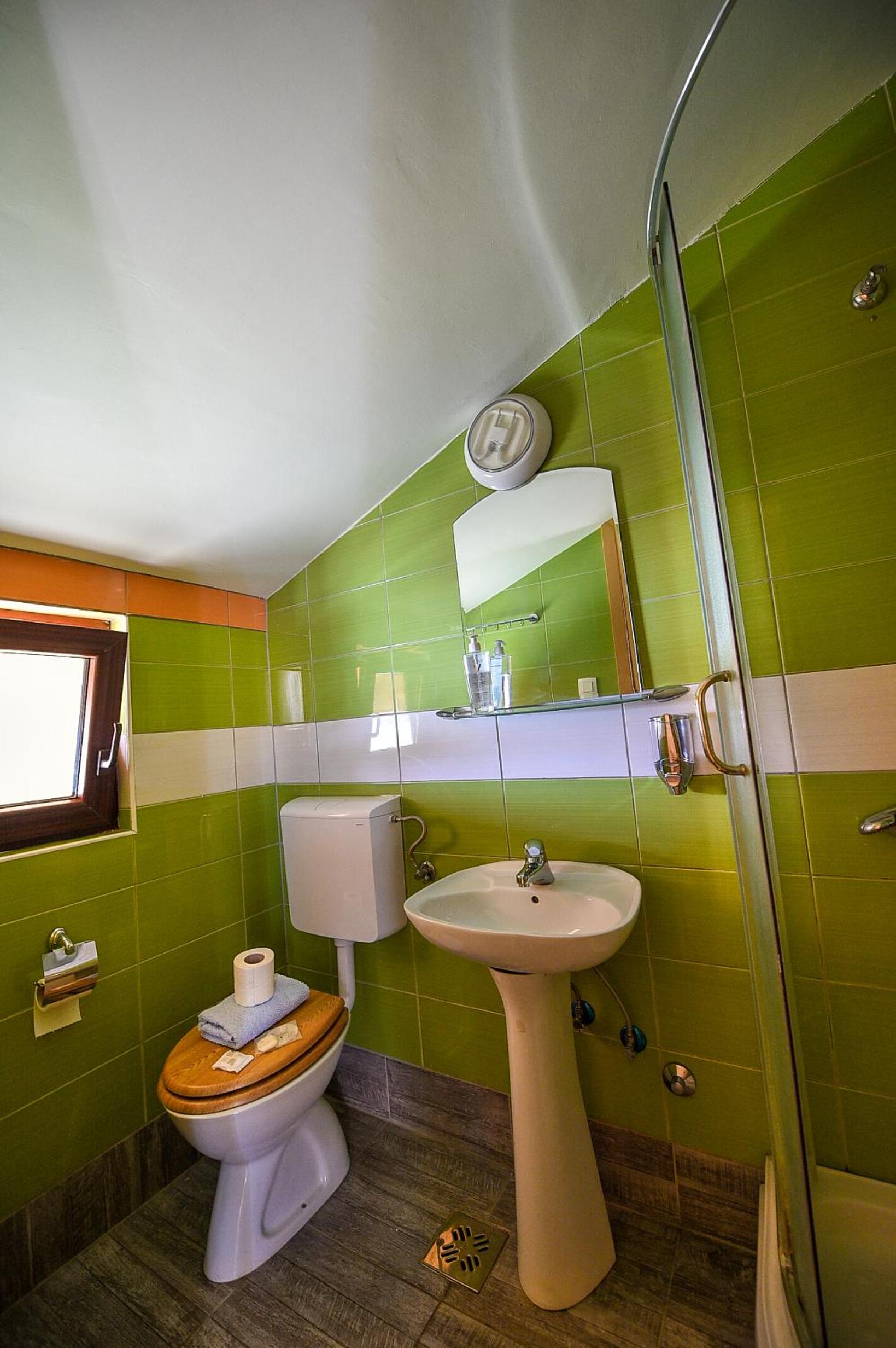 San Art Floating Hostel & Apartments