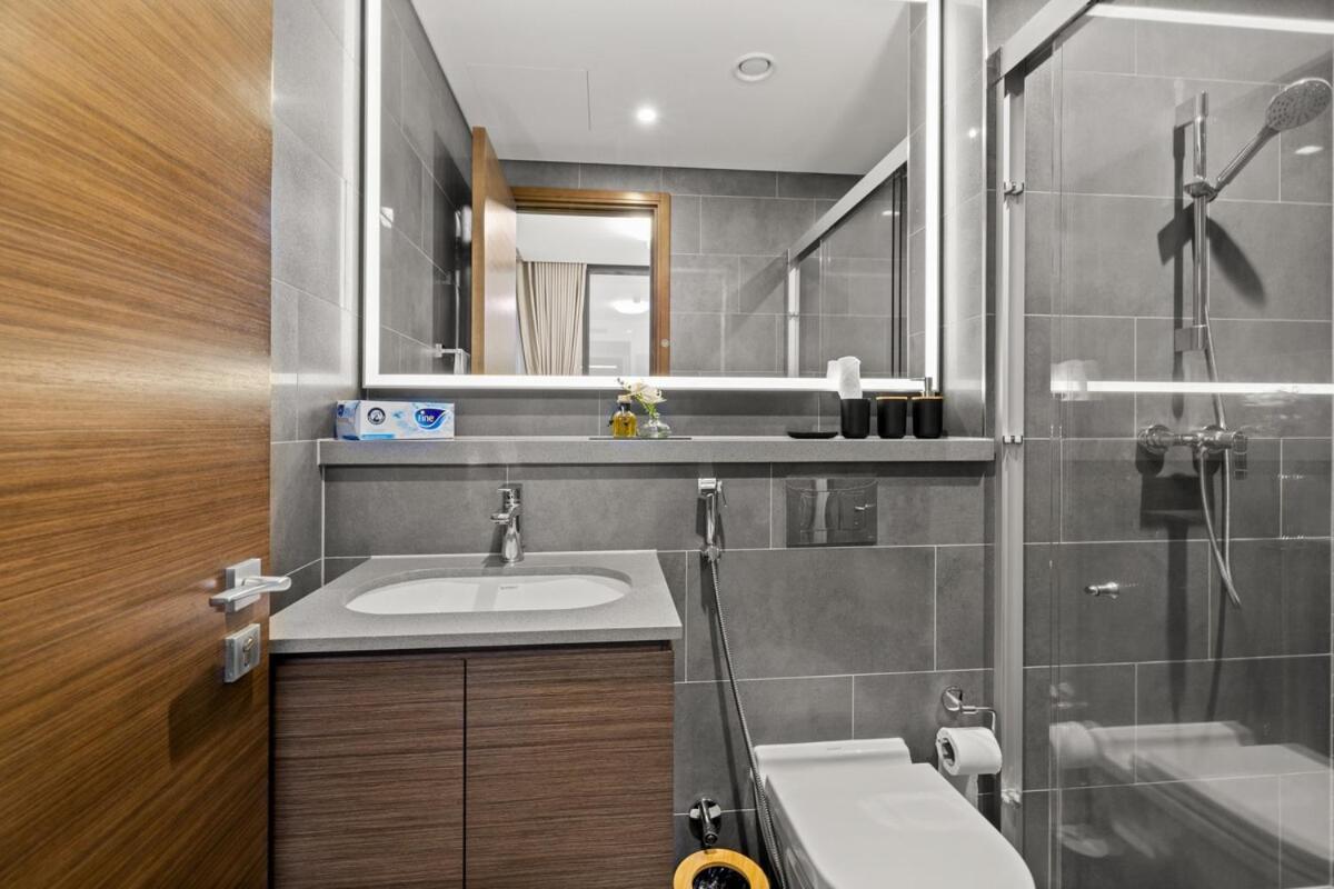 Bright, Breezy and Central 1BR with Extra Room