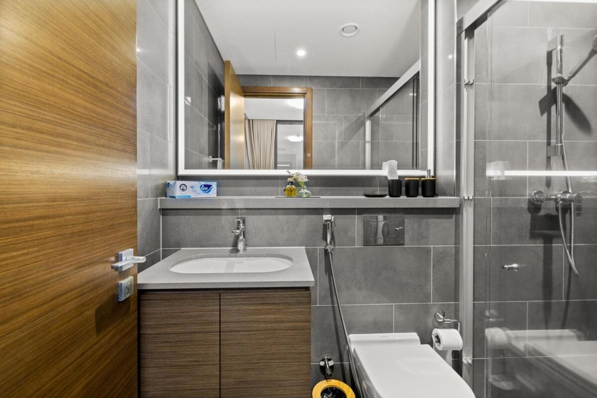 Bright, Breezy and Central 1BR with Extra Room