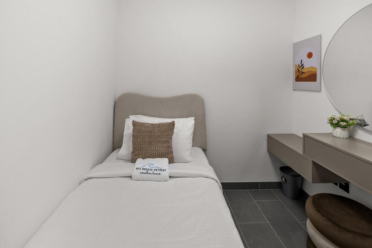 Bright, Breezy and Central 1BR with Extra Room