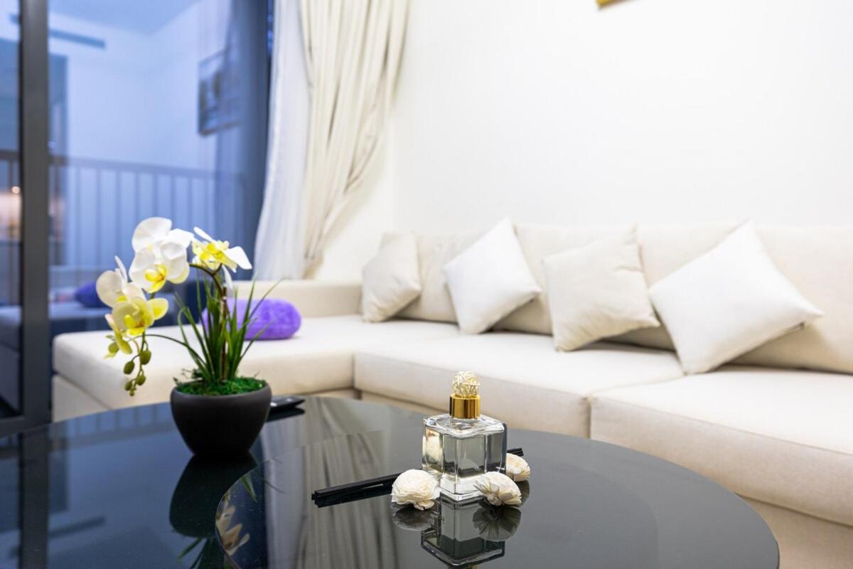 Bright, Breezy and Central 1BR with Extra Room