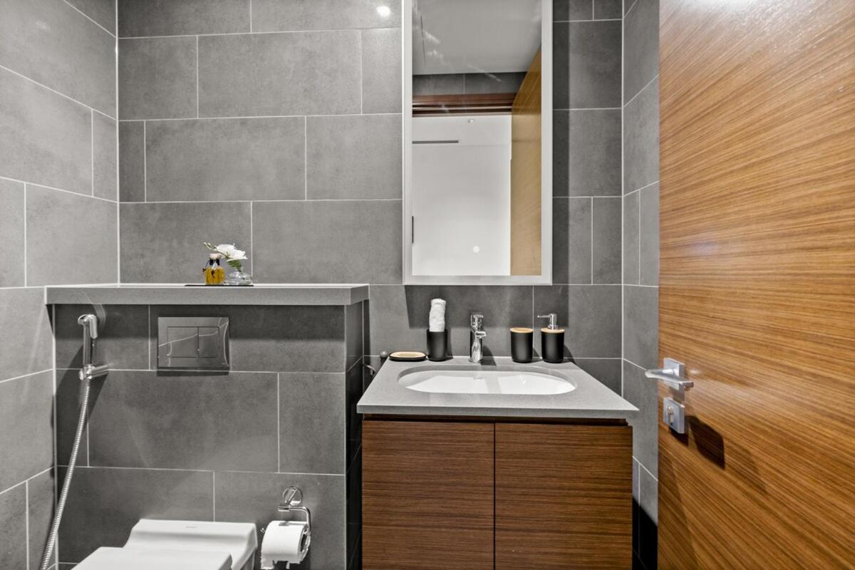 Bright, Breezy and Central 1BR with Extra Room