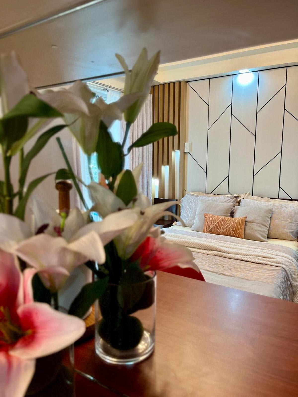 Cozy Studio Near Abreeza Mall a Balcony with City and Sea View
