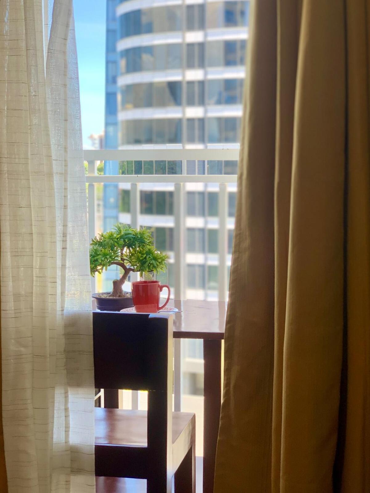Cozy Studio Near Abreeza Mall a Balcony with City and Sea View