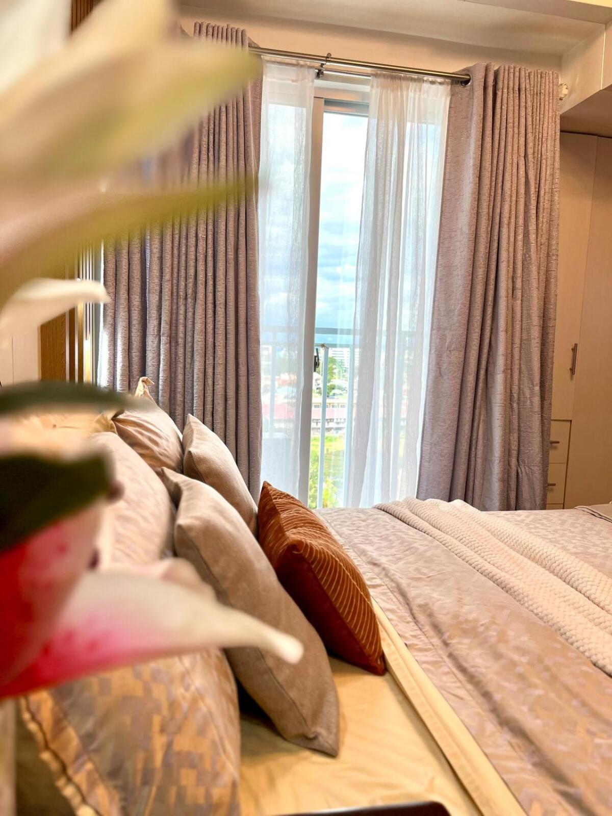 Cozy Studio Near Abreeza Mall a Balcony with City and Sea View
