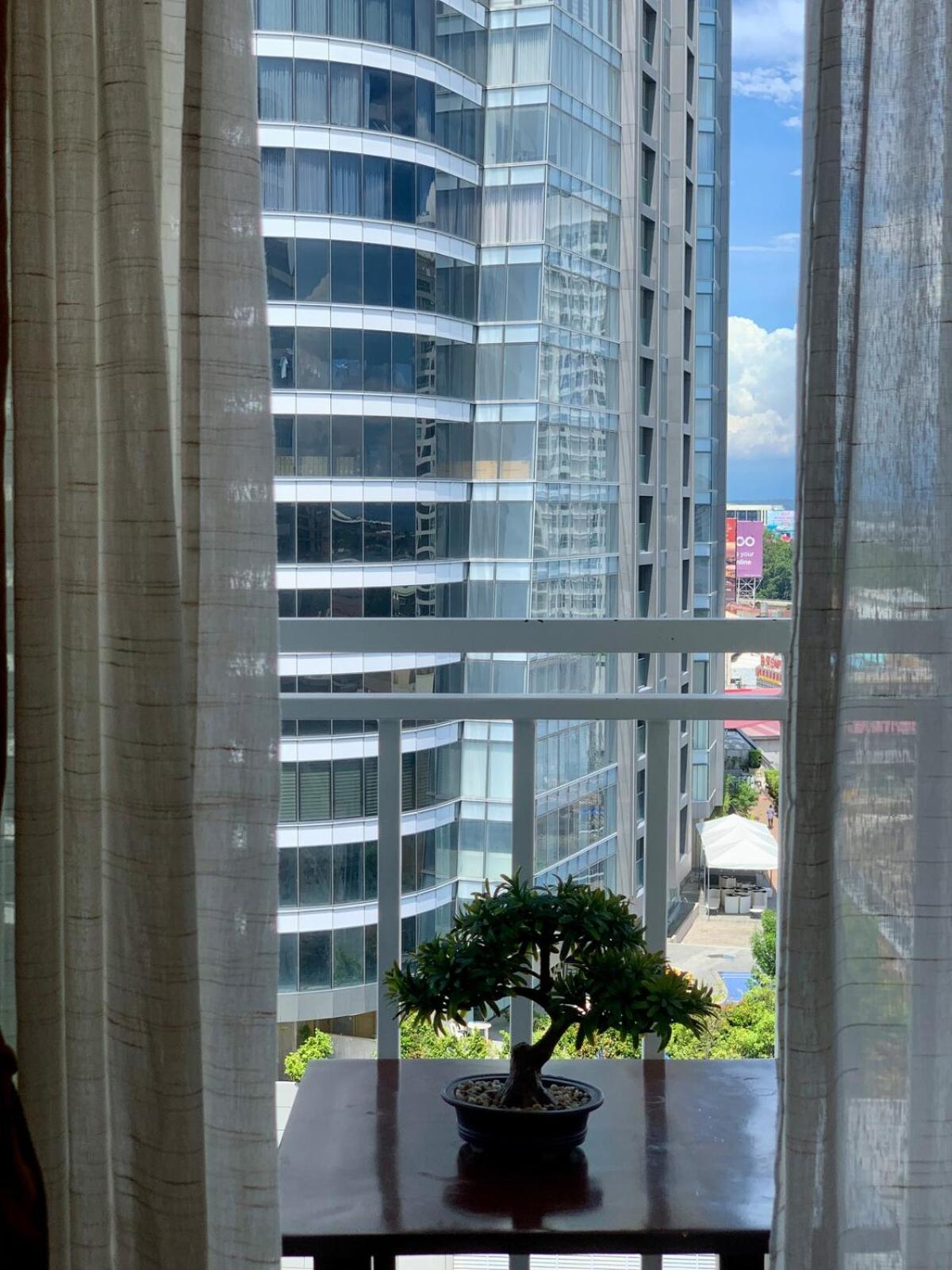 Cozy Studio Near Abreeza Mall a Balcony with City and Sea View