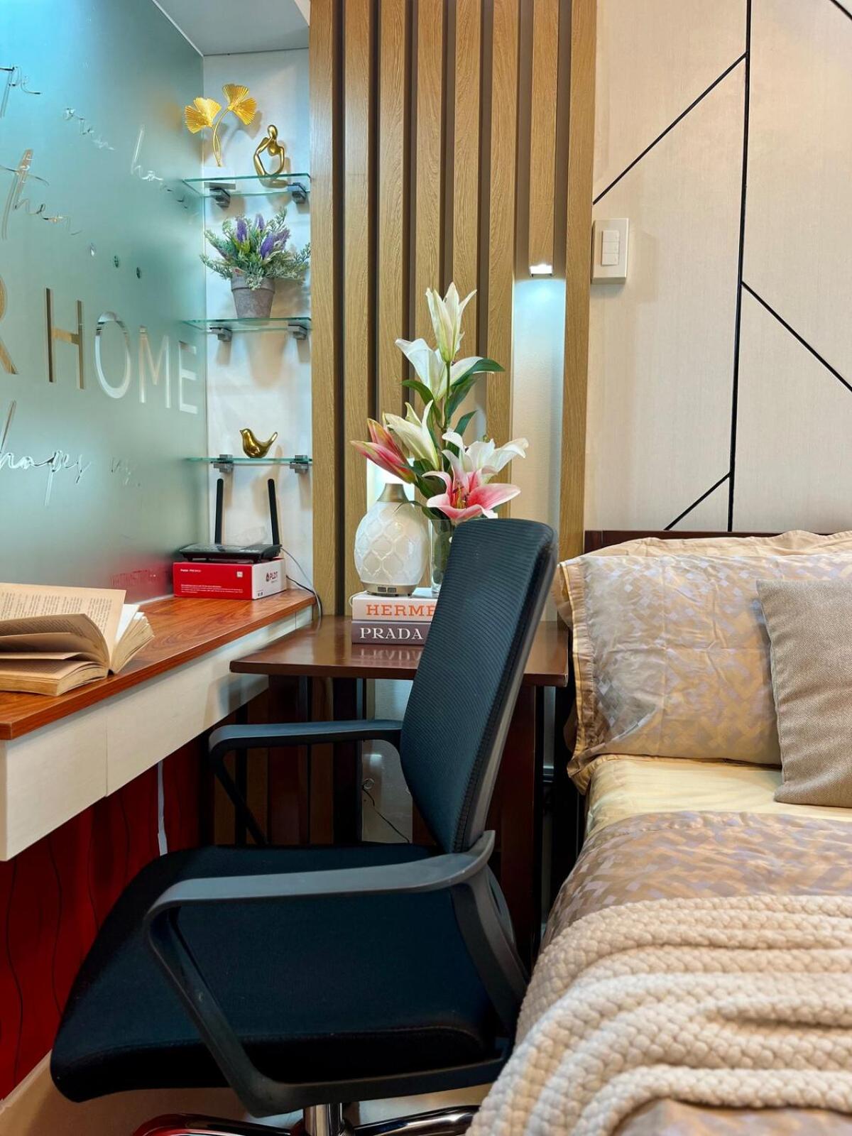 Cozy Studio Near Abreeza Mall a Balcony with City and Sea View