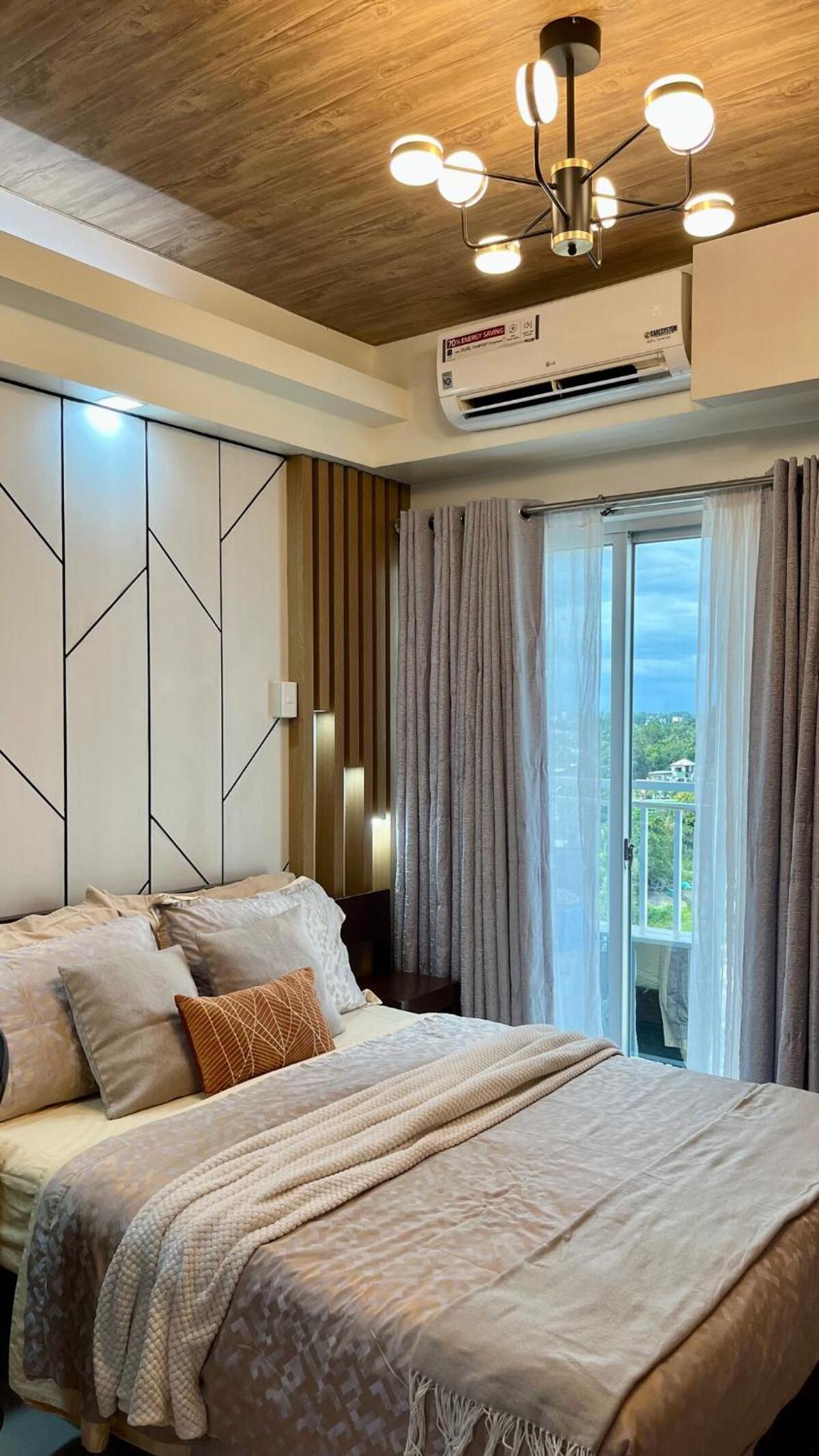 Cozy Studio Near Abreeza Mall a Balcony with City and Sea View