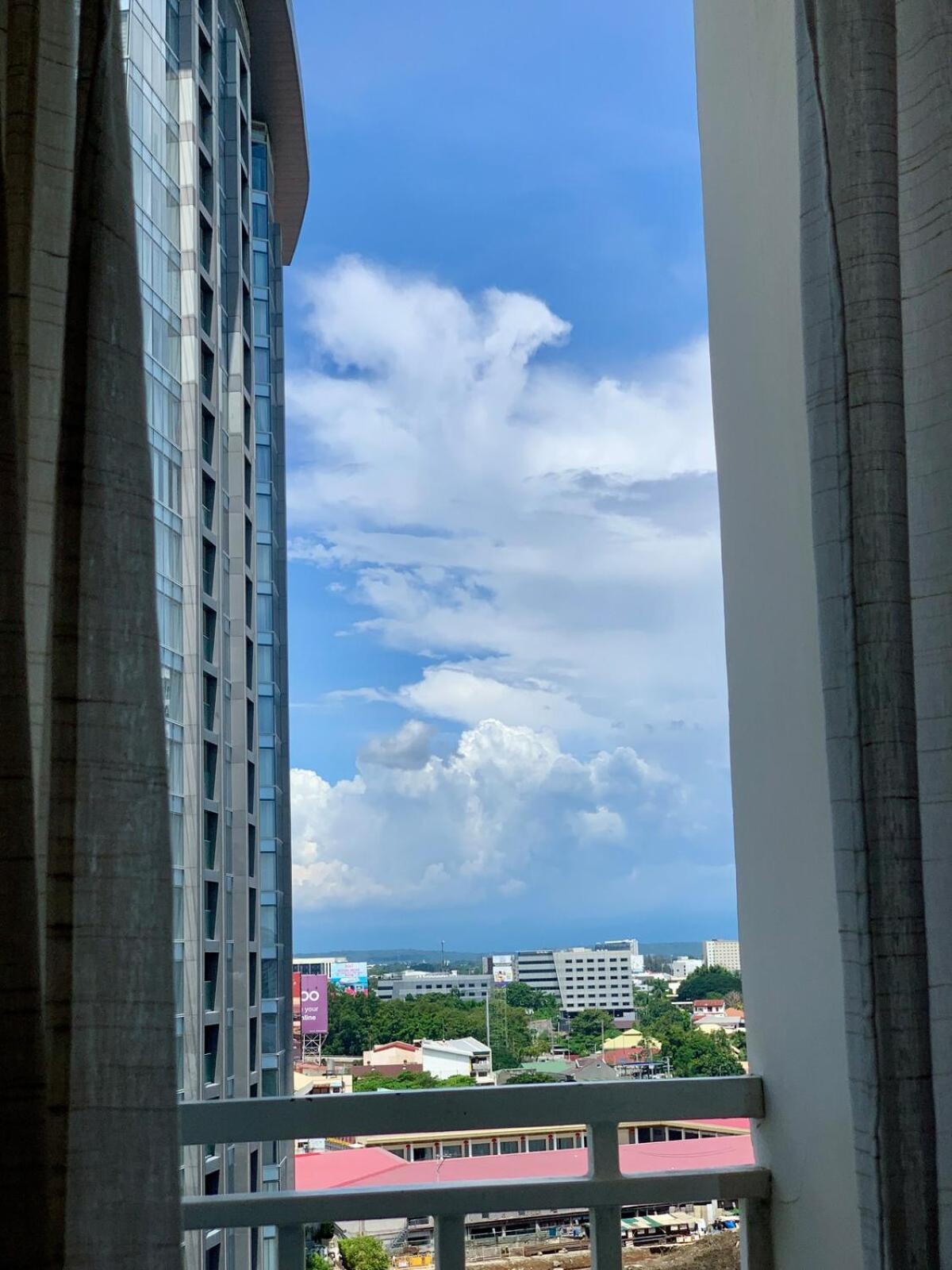 Cozy Studio Near Abreeza Mall a Balcony with City and Sea View